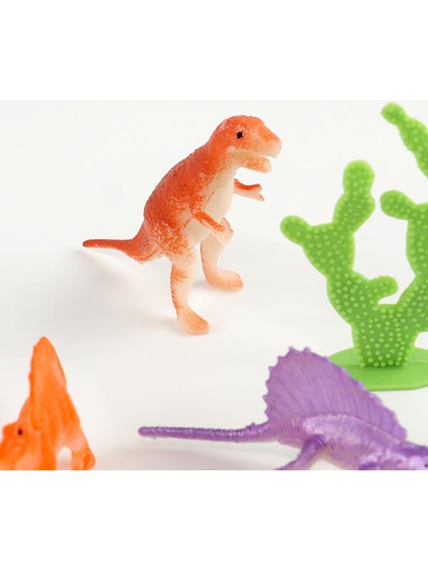 Фигурки «Динозавры». Игровой набор: наклейки, магниты и раскраски