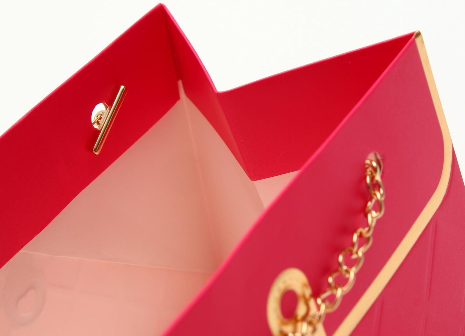 Пакет переноска для цветов, ручка цепь, «Малиновый», с золотым тиснением, 15×10.5×10 см