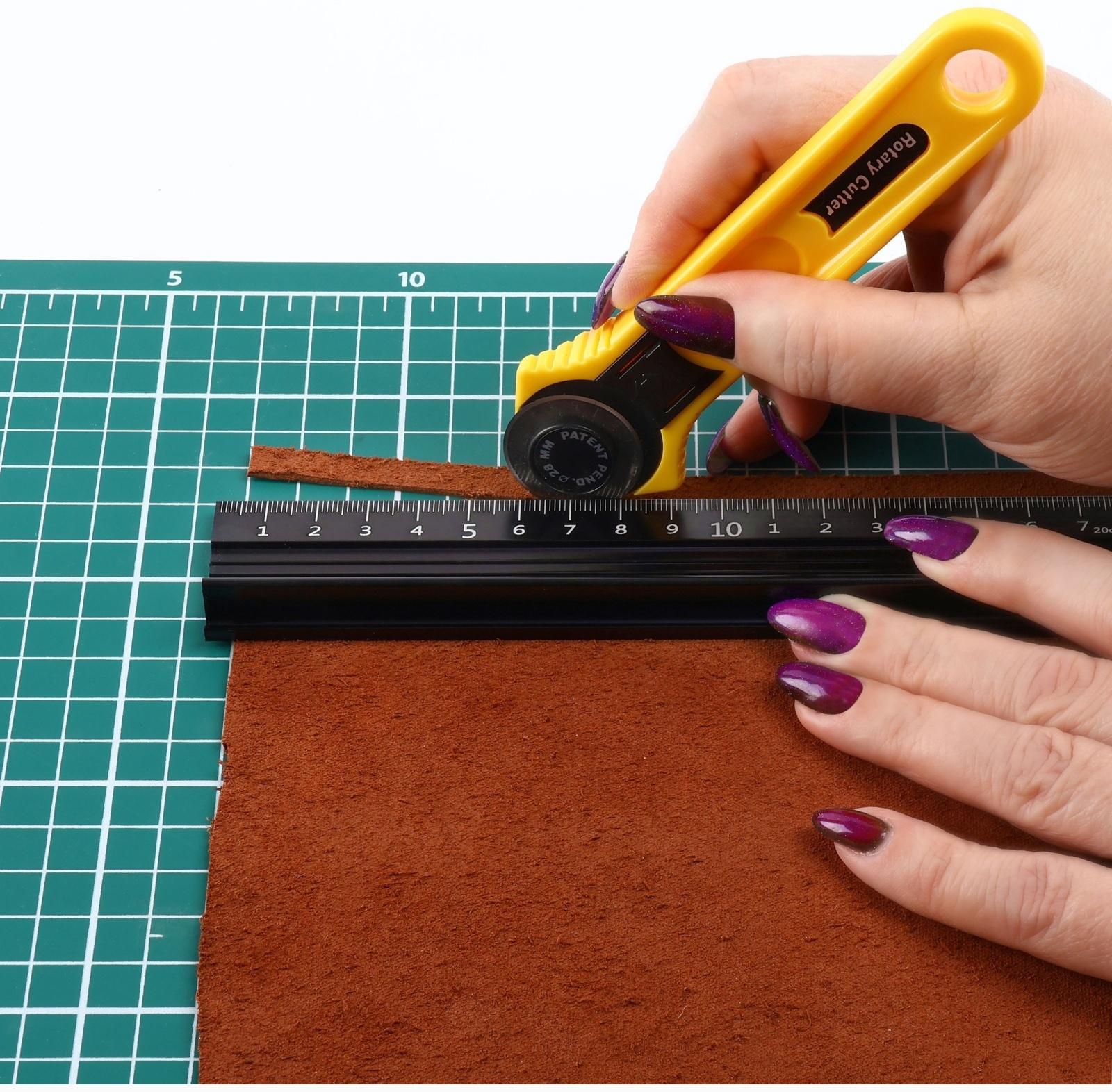 Линейка для кожи, противоскользящая, с упором, металлическая, 20 см, толщина 34 мм