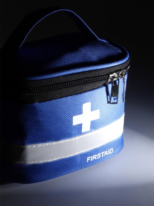 Косметичка-аптечка на молнии, на подкладке, с ручкой, с принтом Firstaid, синяя