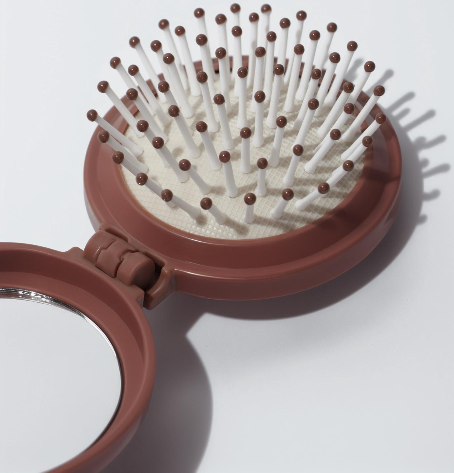 Расчёска массажная «Капибара», складная, с зеркалом, d=6.5 см, коричневая