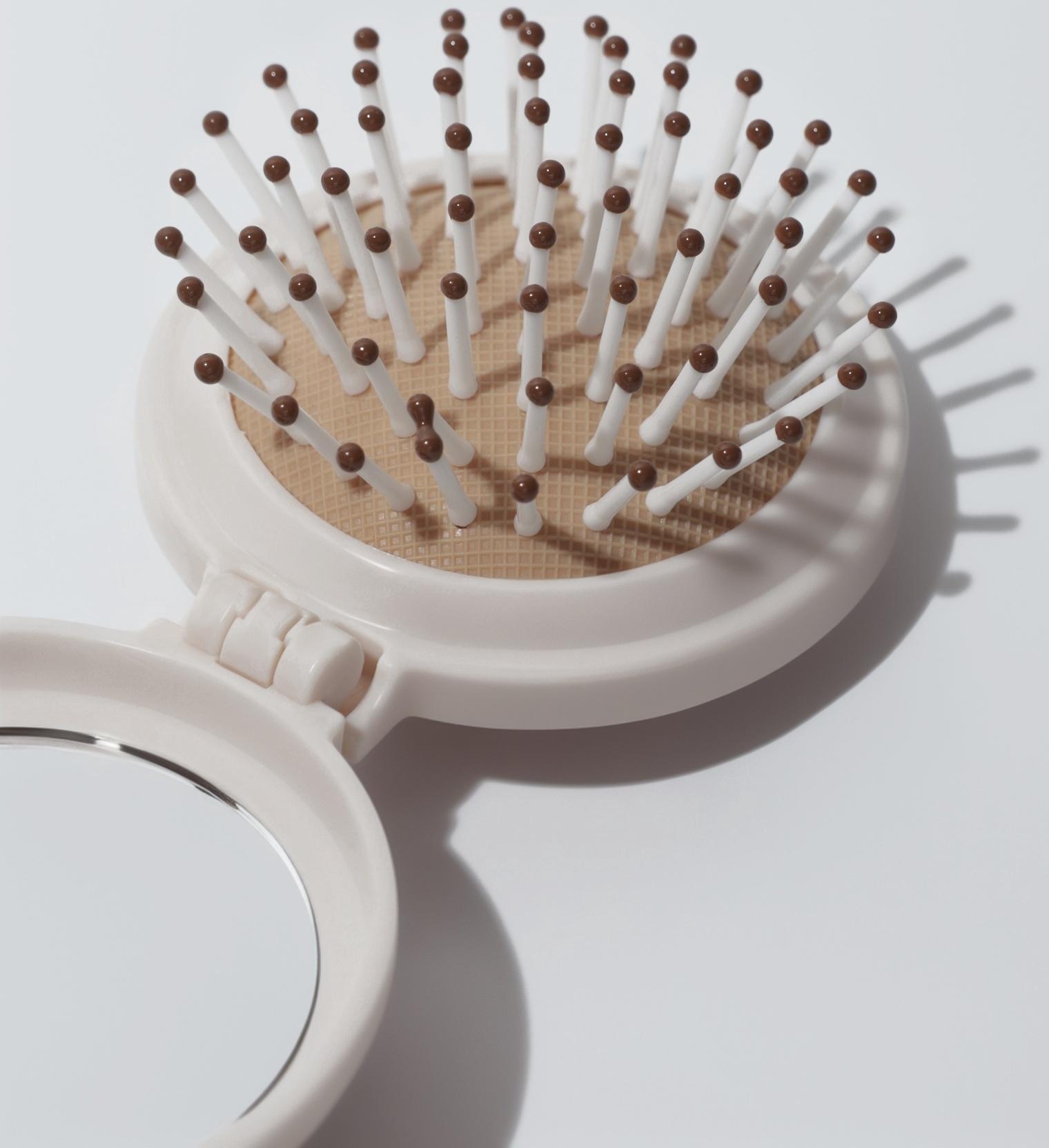 Расчёска массажная «Капибара», складная, с зеркалом, d=6.5 см, белая