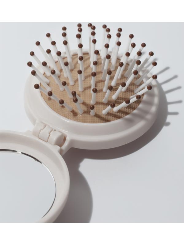 Расчёска массажная «Капибара», складная, с зеркалом, d=6.5 см, белая