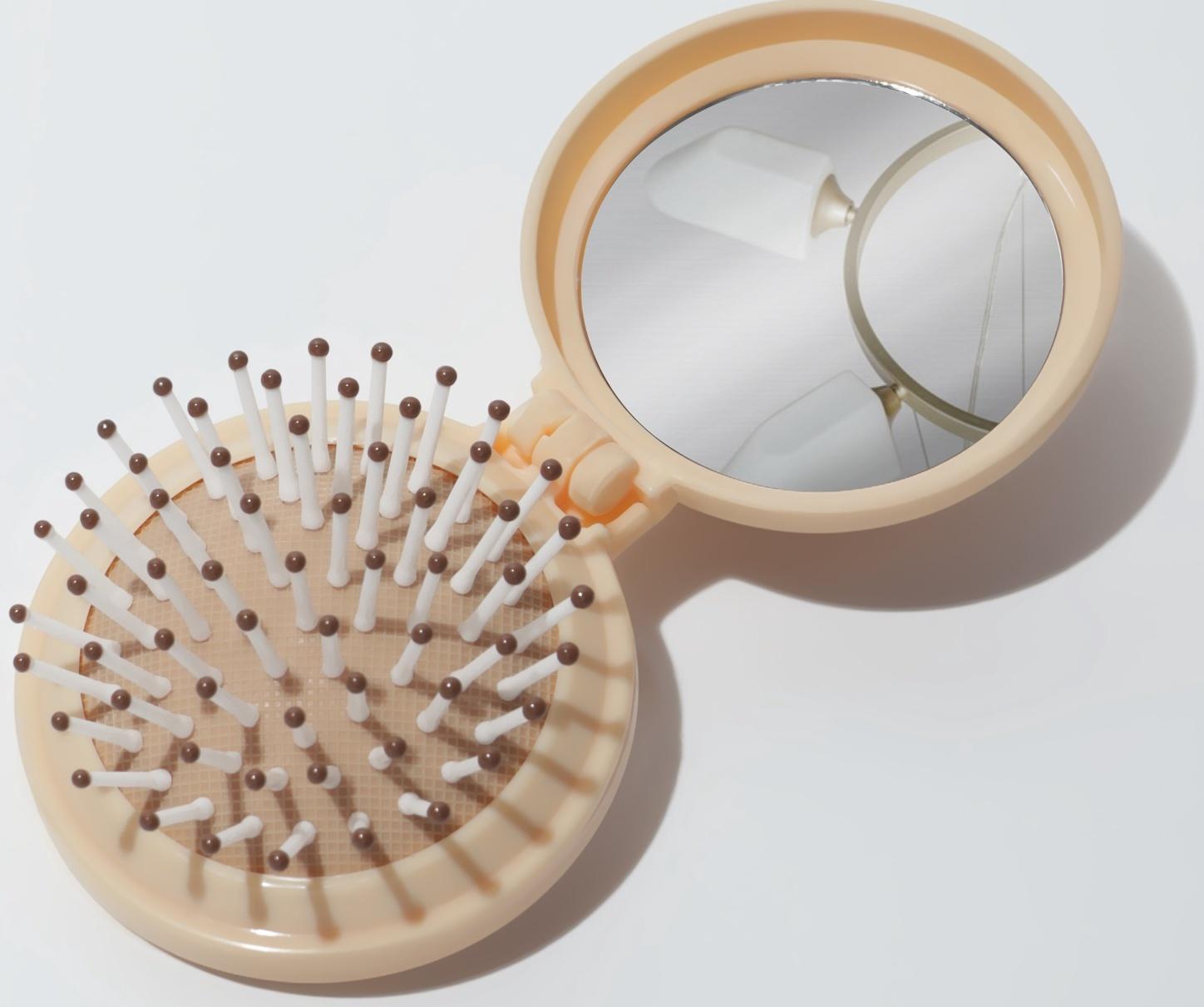 Расчёска массажная «Капибара», складная, с зеркалом, d=6.5 см, бежевая
