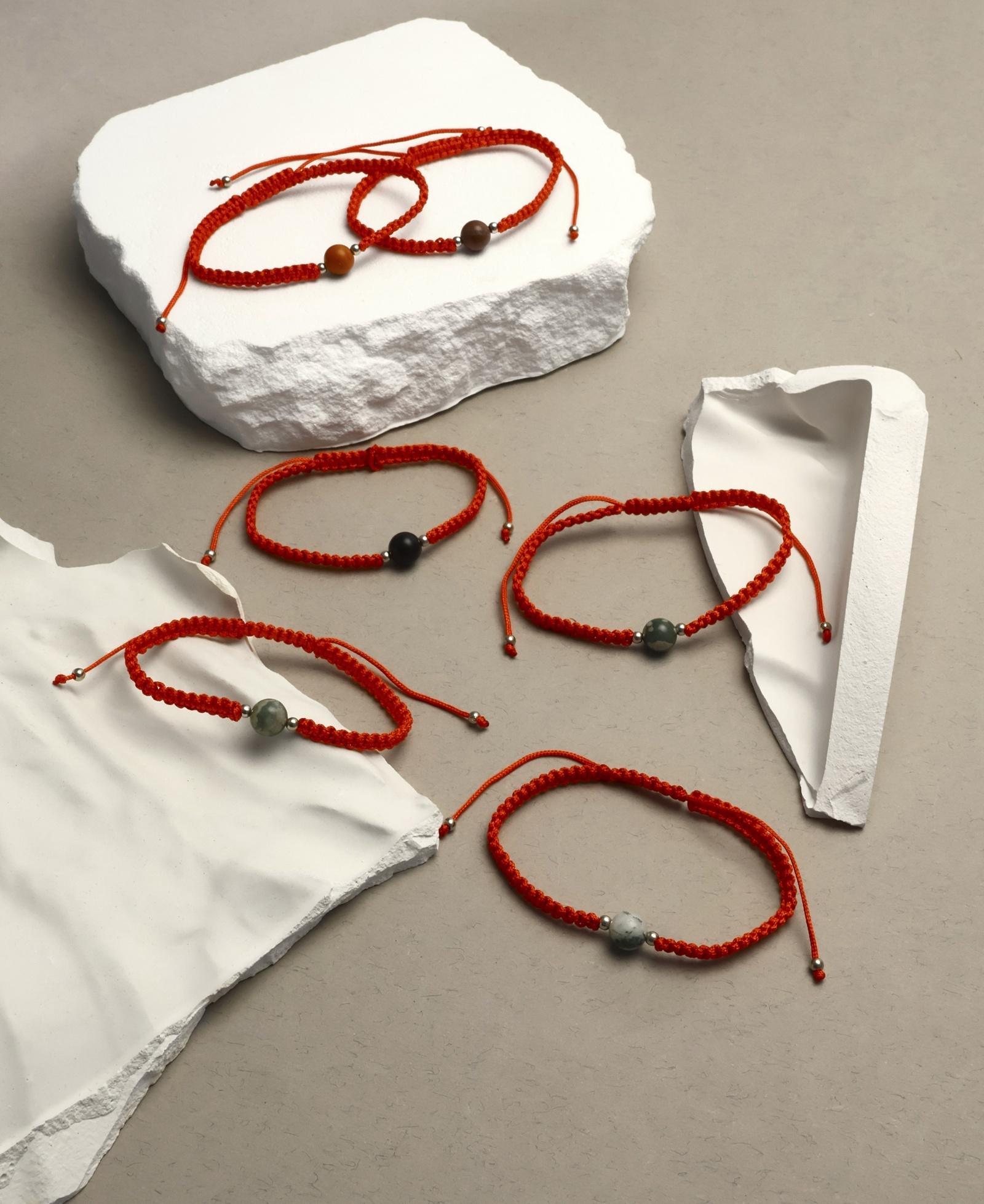 Браслет-оберег «Красная нить» шар №8 (неделимая фасовка 12 шт., цена за шт.), цветной в серебре