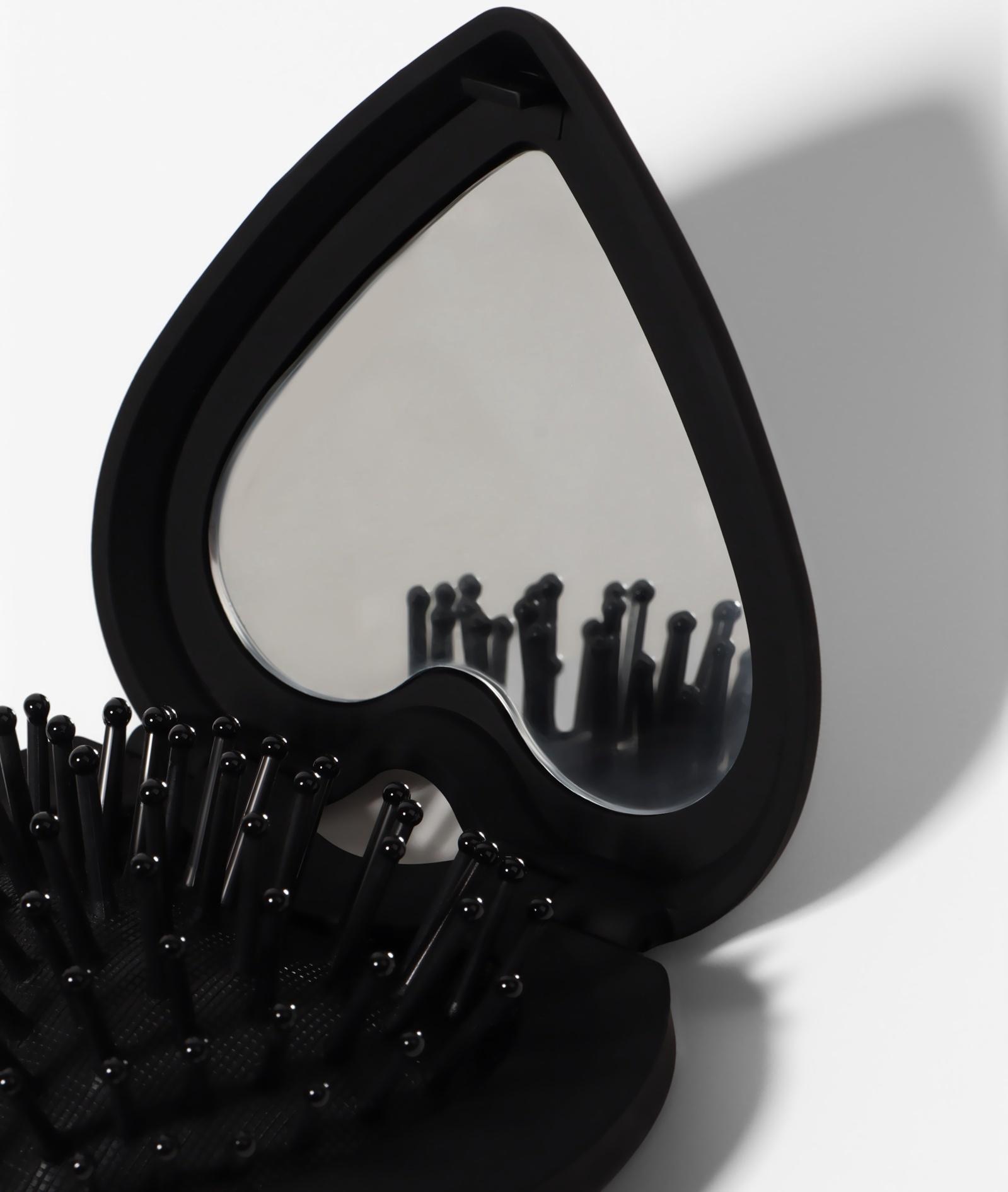 Расчёска массажная «Сердце», складная, с зеркалом, 8×2.5 см, матовая, чёрная