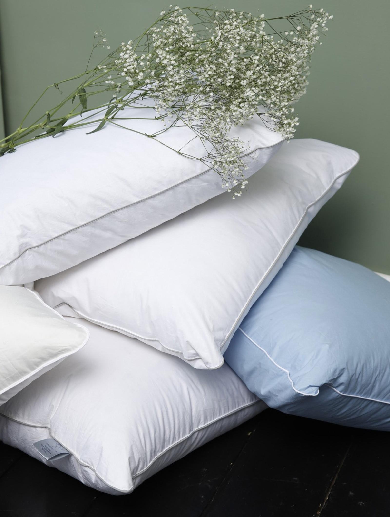 Подушка низкая, размер 70x70 см, цвет МИКС