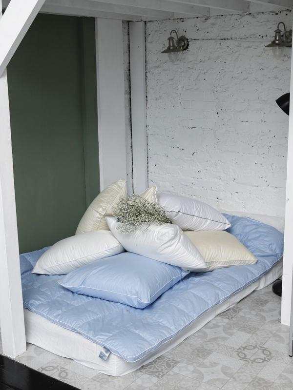 Подушка низкая, размер 70x70 см, цвет МИКС