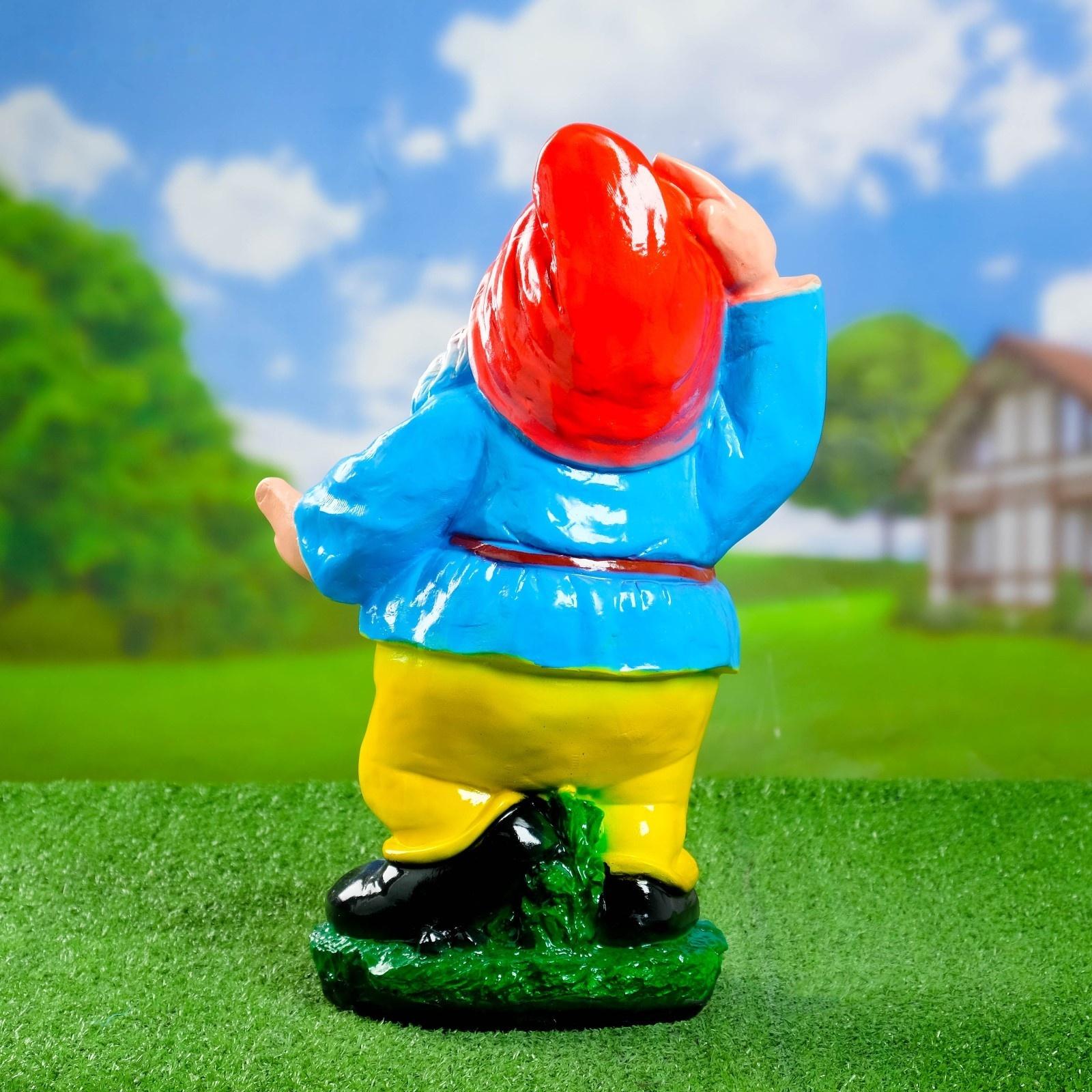 Садовая фигура из гипса «Гном с протянутой рукой», 25×21×43 см