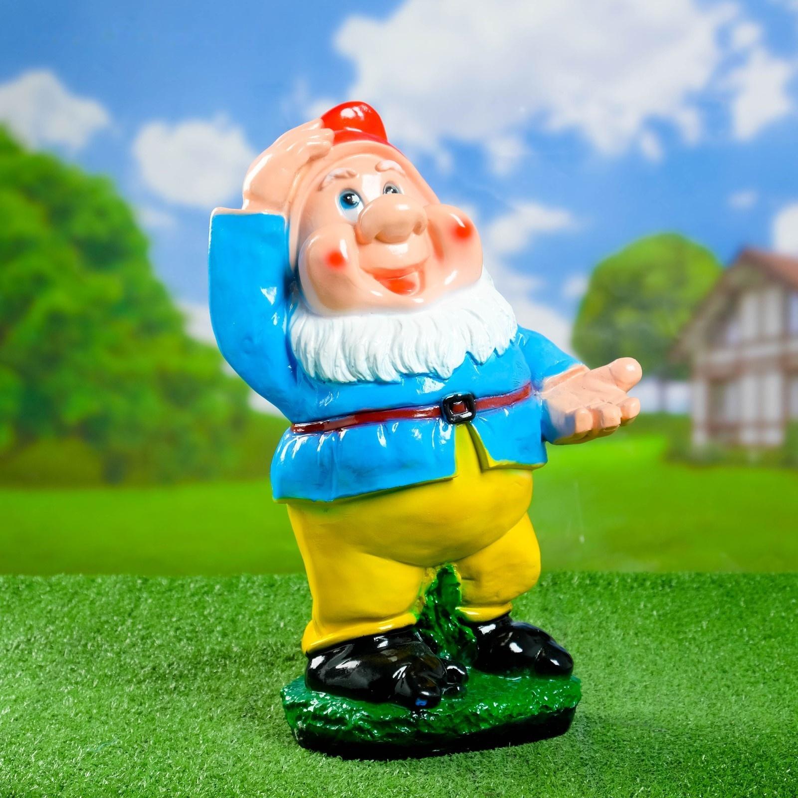 Садовая фигура из гипса «Гном с протянутой рукой», 25×21×43 см