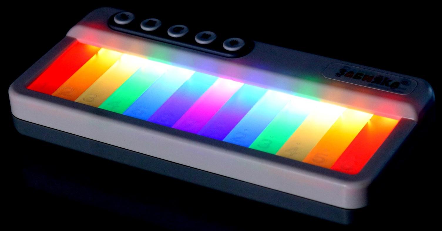 Музыкальное пианино звук, свет, цвет белый