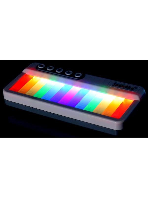 Музыкальное пианино звук, свет, цвет белый