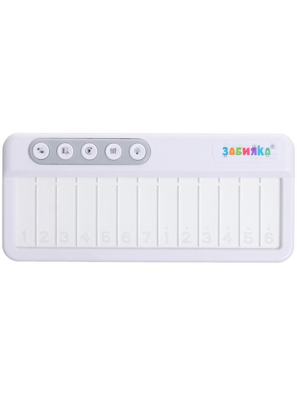 Музыкальное пианино звук, свет, цвет белый