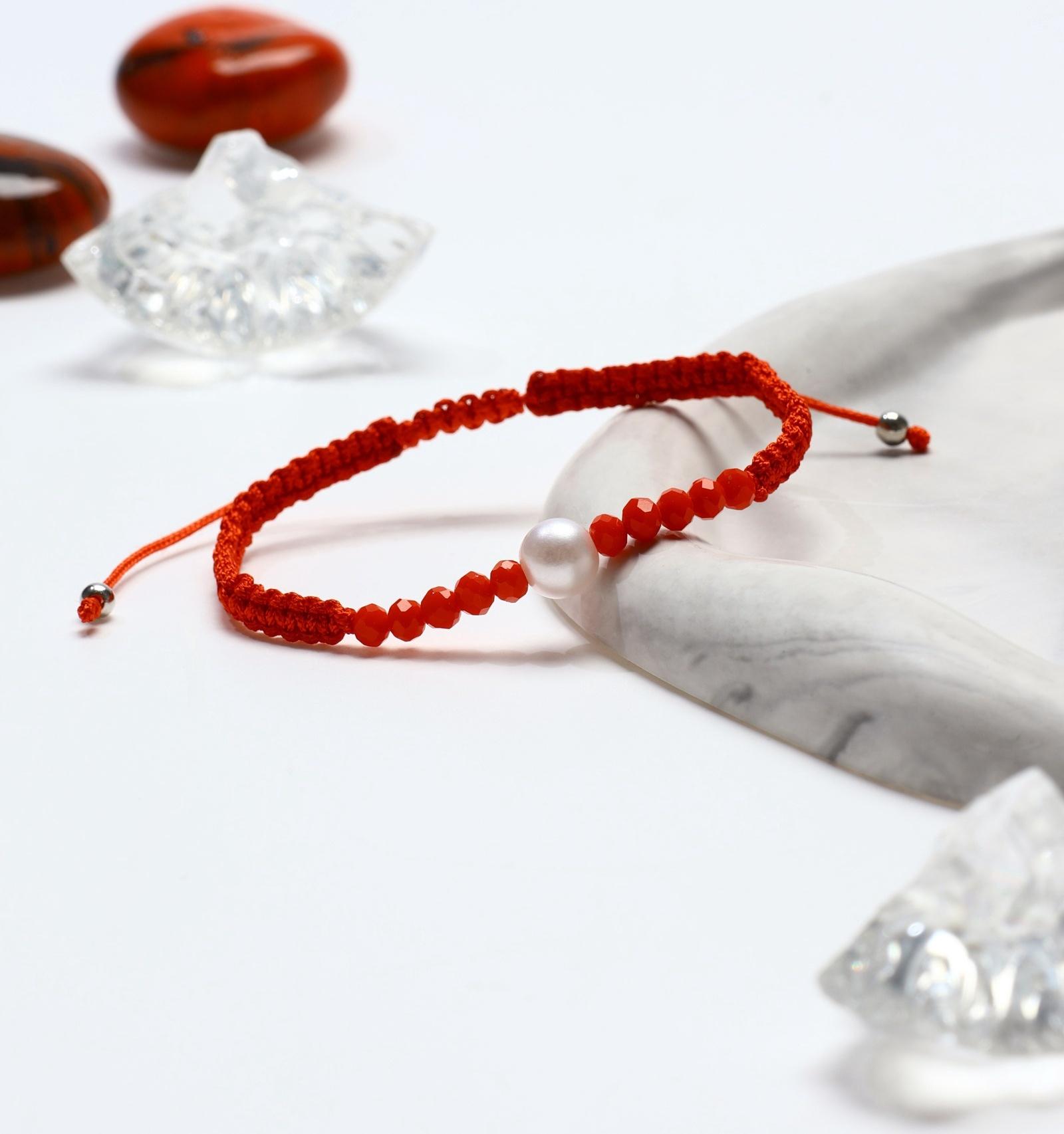 Браслет-оберег «Красная нить» женский, защита, бусина, цвет красно-белый, d=6