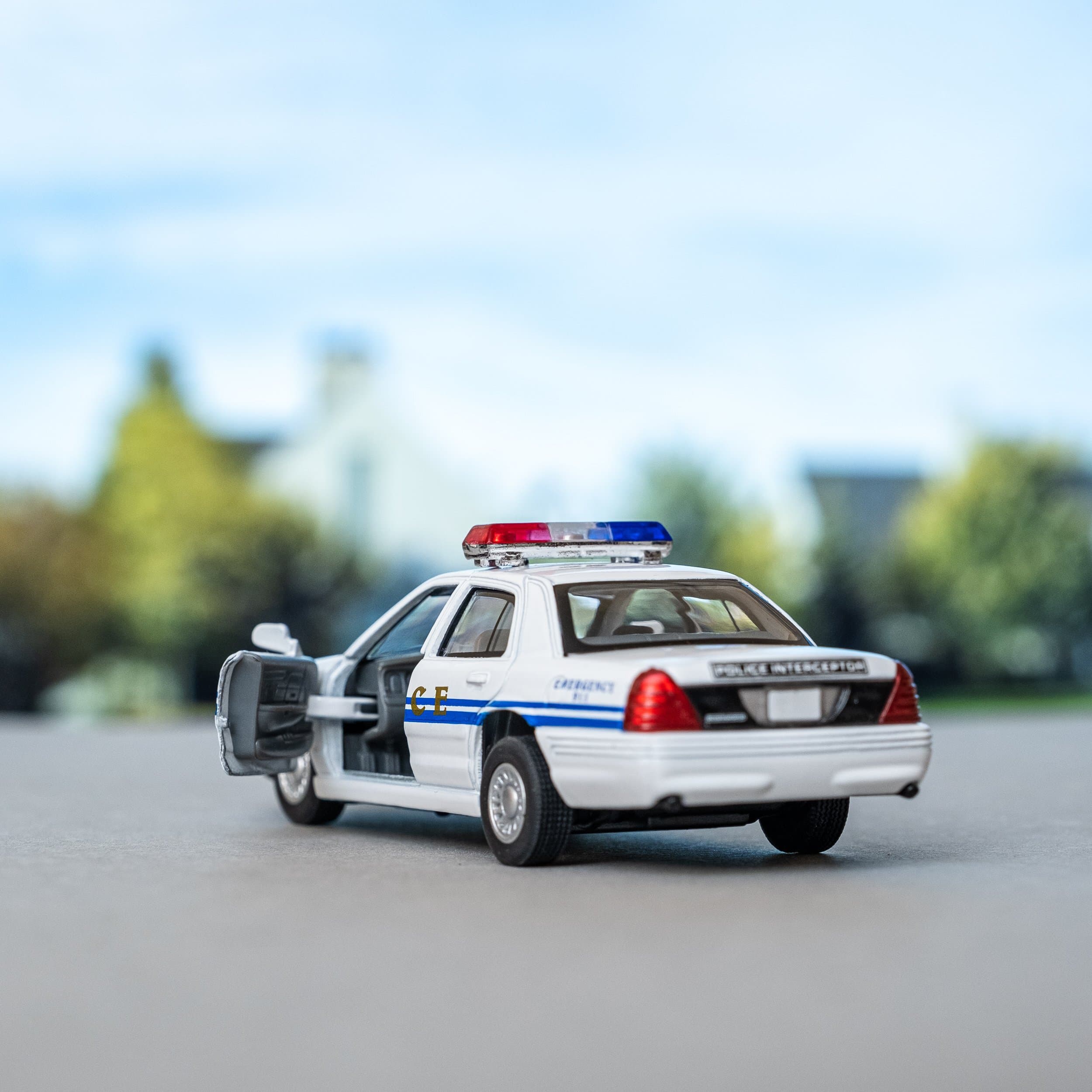 Металлическая машинка Kinsmart 1:42 «Ford Crown Victoria Police Interceptor» KT5342D инерционная / Белая