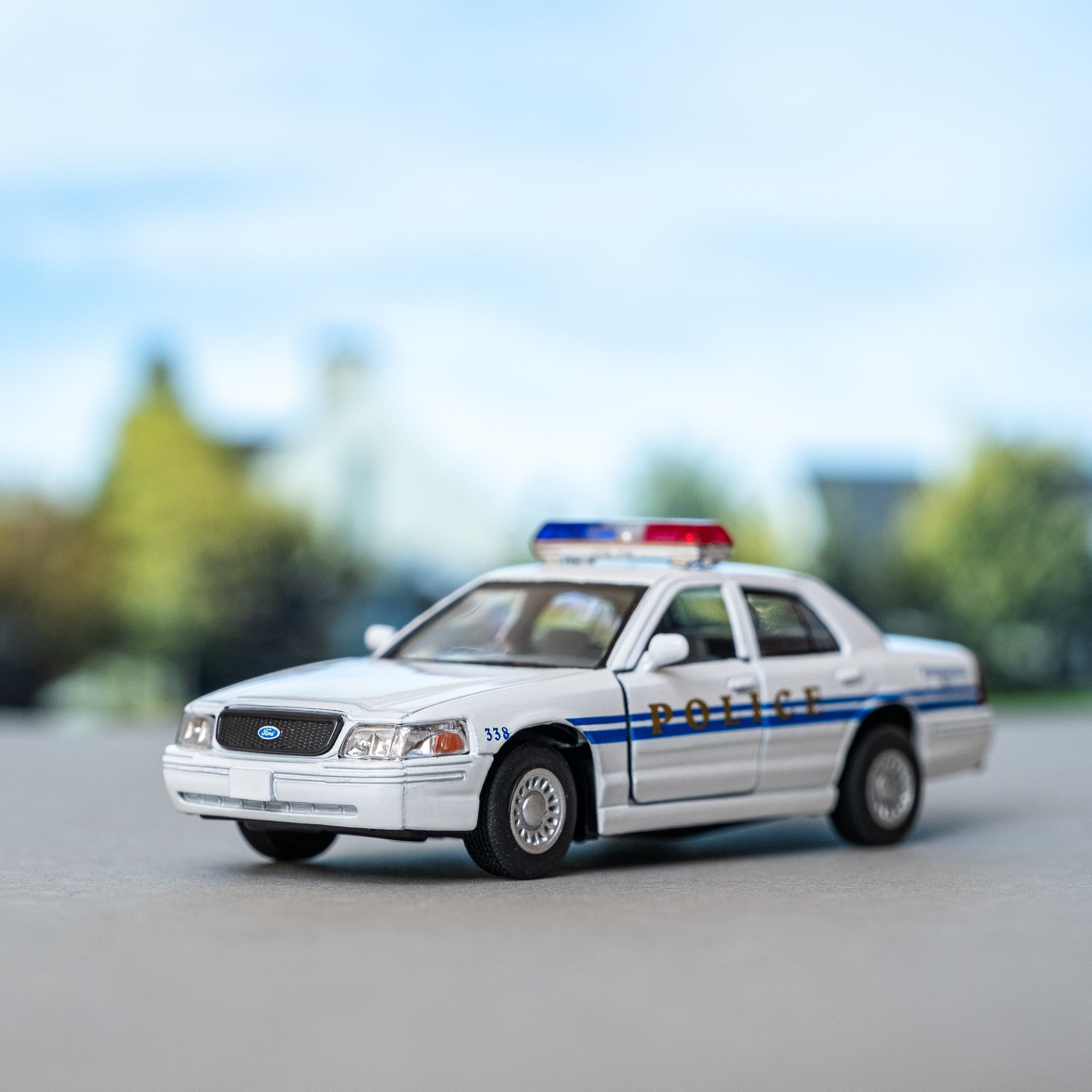 Металлическая машинка Kinsmart 1:42 «Ford Crown Victoria Police Interceptor» KT5342D инерционная / Белая