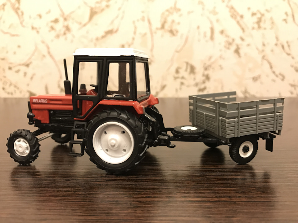 Игрушечный металлический трактор с прицепом 1:43 «Беларусь МТЗ-82» 160376 / Красный с белой крышей
