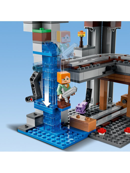 Конструктор LEGO MINECRAFT 21169 Первое приключение, 542 детали