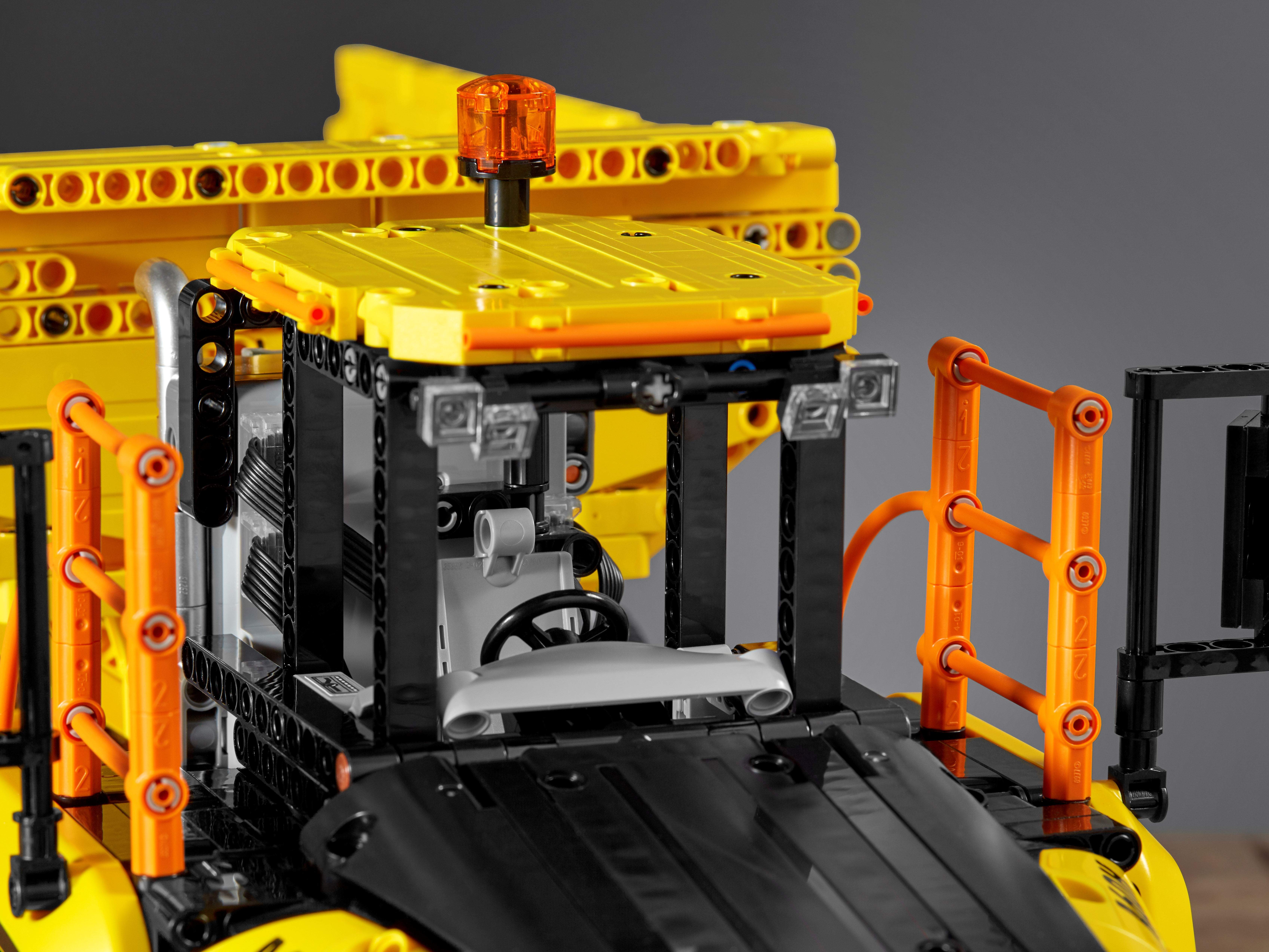 Конструктор LEGO Technic «Самосвал Volvo 6х6» 42114 / 2193 детали