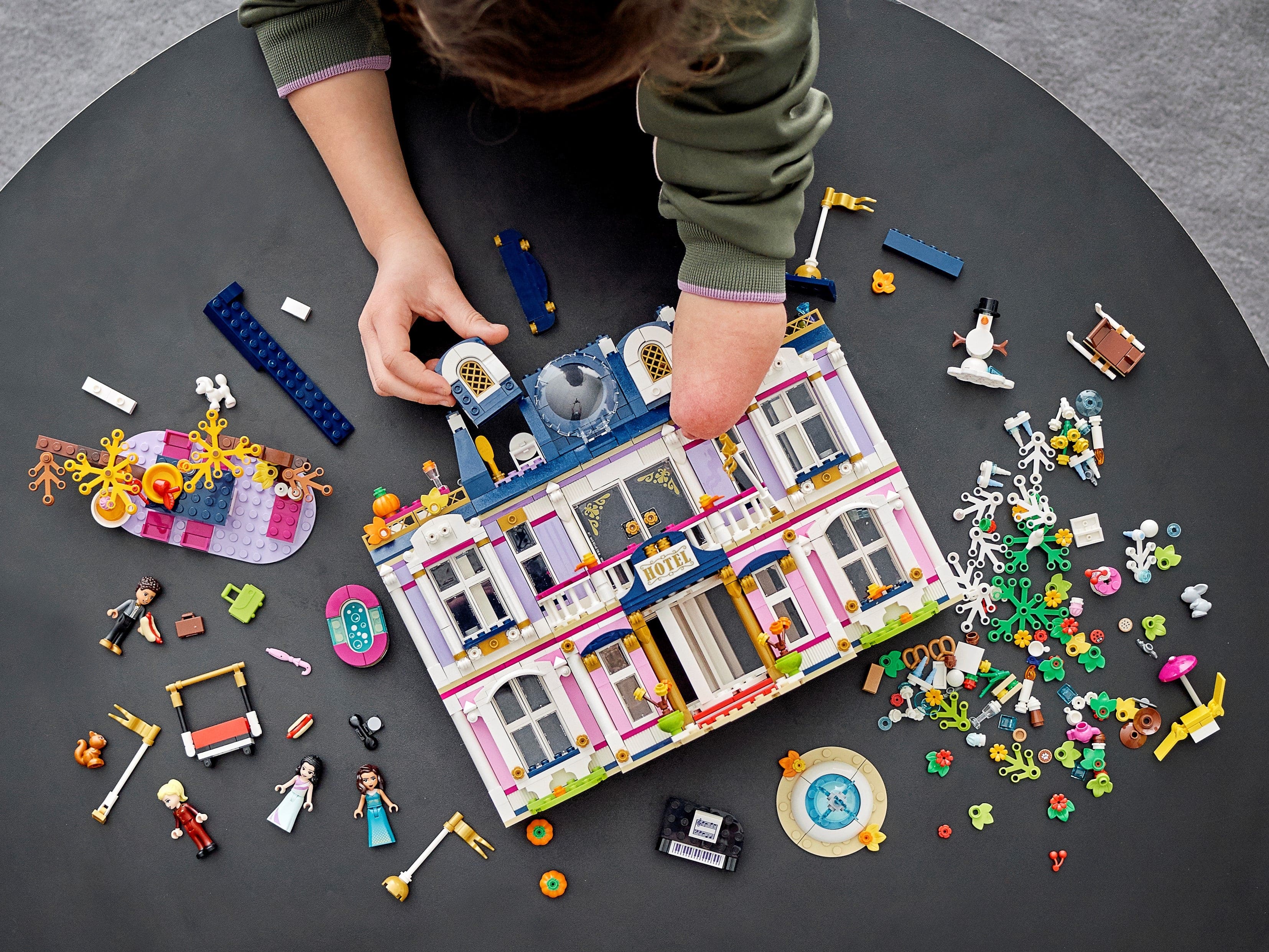 Конструктор LEGO Friends «Гранд-отель Хартлейк Сити» 41684 / 1308 деталей
