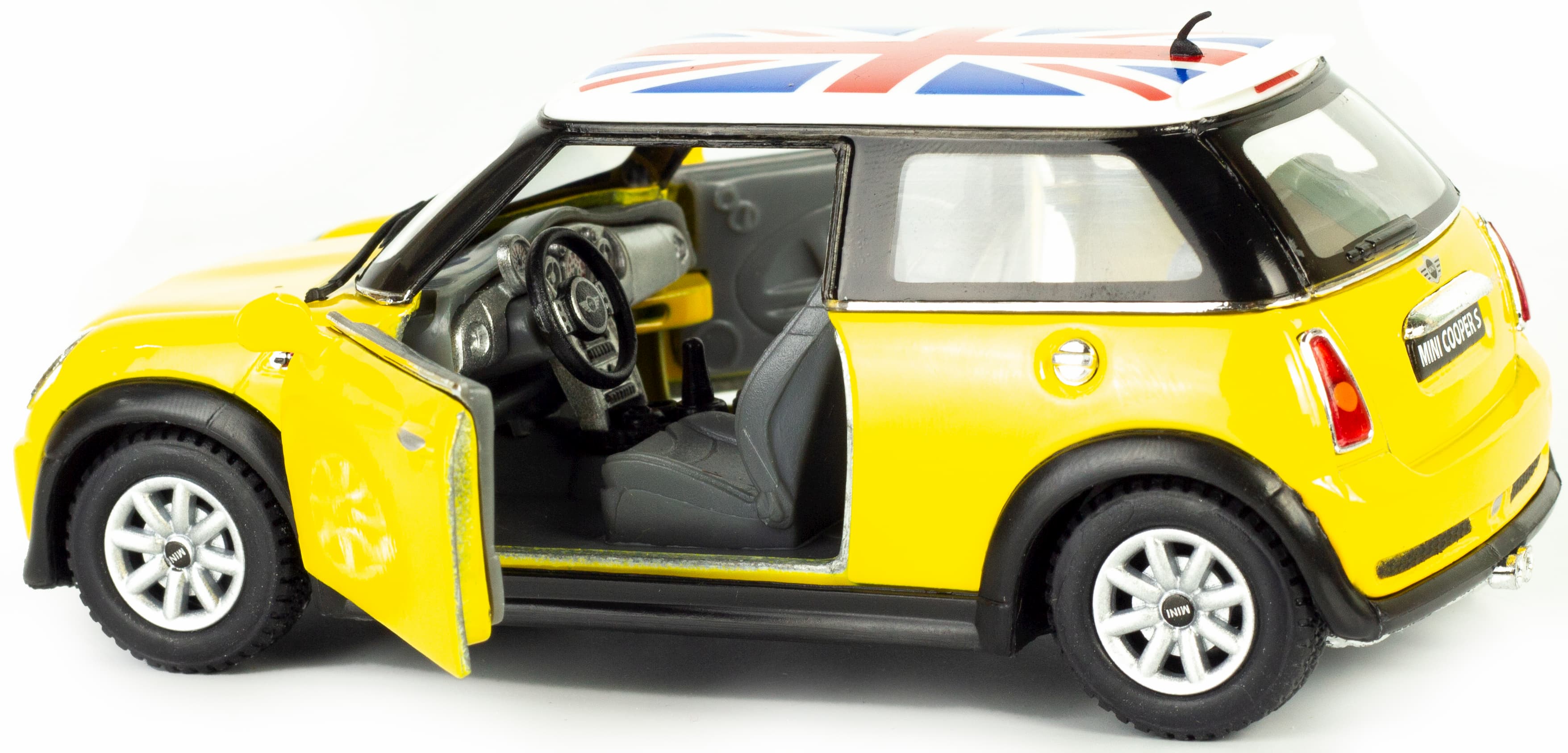 Металлическая машинка Kinsmart 1:28 «Mini Cooper S (С принтом флага)» KT5059DF инерционная / Желтый