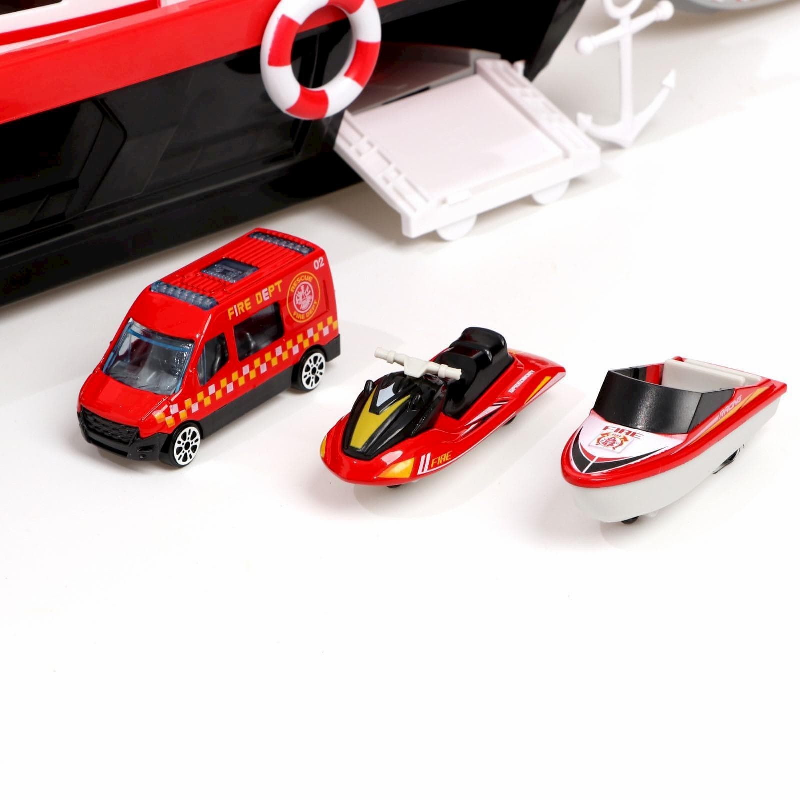 Парковка «Пожарный катер» 660-A247, с машинками, световые и звуковые эффекты