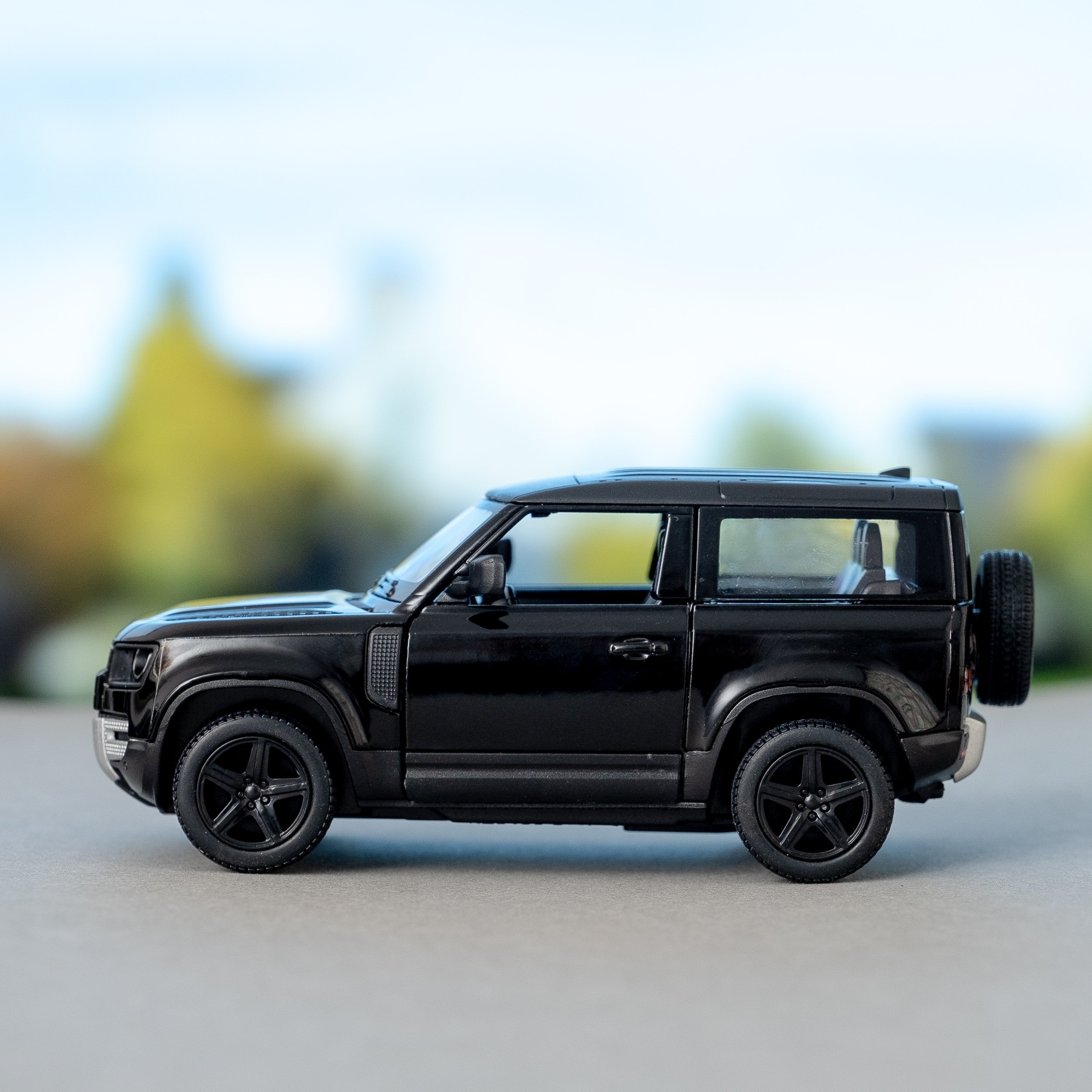 Металлическая машинка Kinsmart 1:36 «Land Rover Defender 90» KT5428D, инерционная / Черный