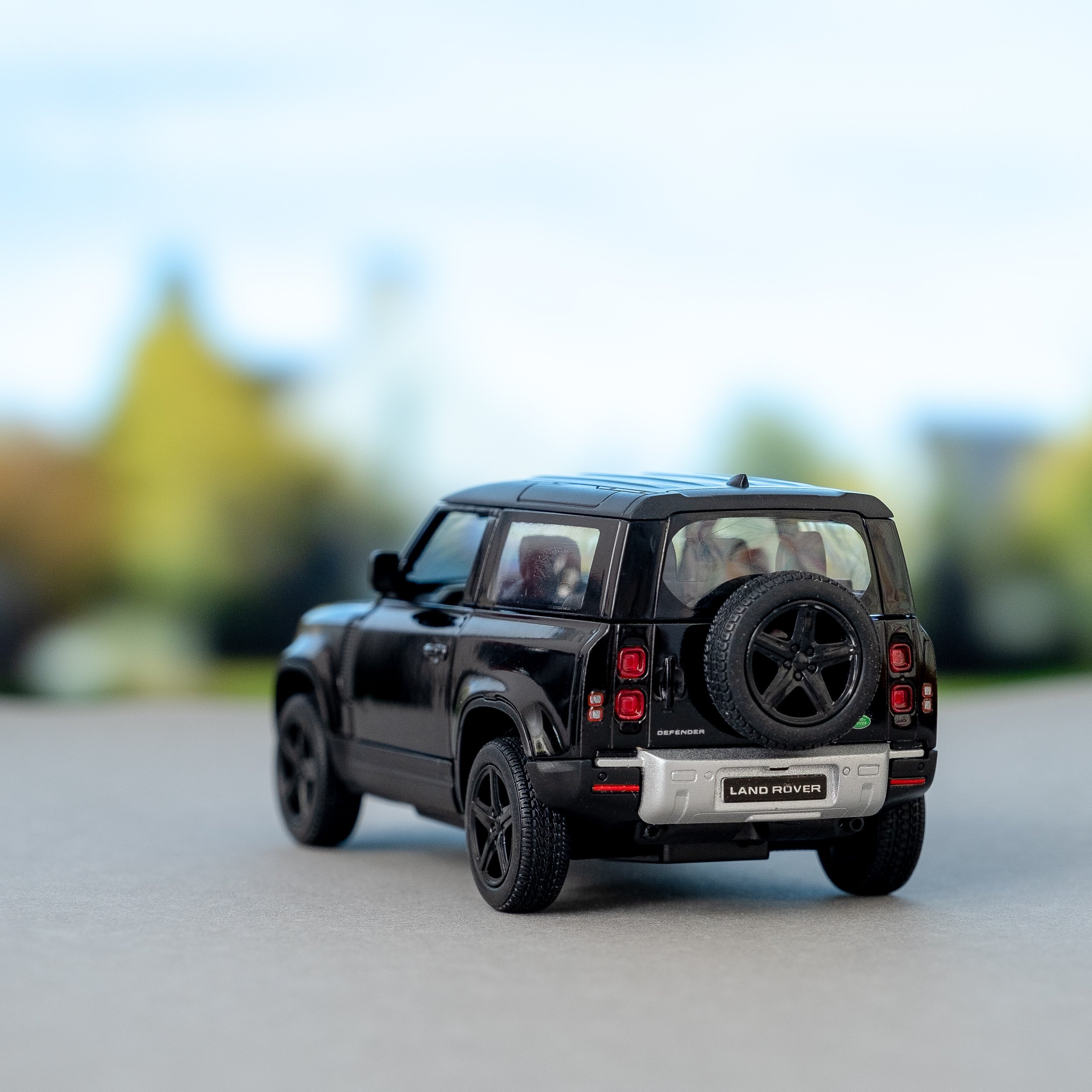 Металлическая машинка Kinsmart 1:36 «Land Rover Defender 90» KT5428D, инерционная / Черный