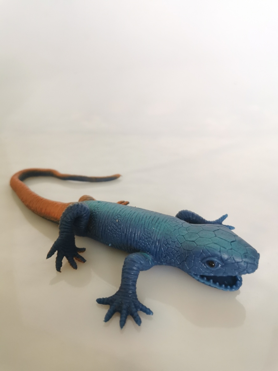 Резиновая фигурка-тянучка «Синяя ящерица с оранжевым хвостом» 115DB / 23 см.