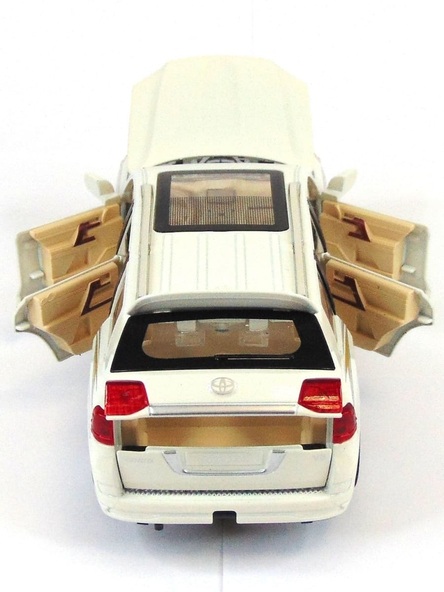 Металлическая машинка Che Zhi 1:24 «Toyota Land Cruiser 200» CZ123, 20.2 см., в коробке, инерционная, свет, звук / Микс