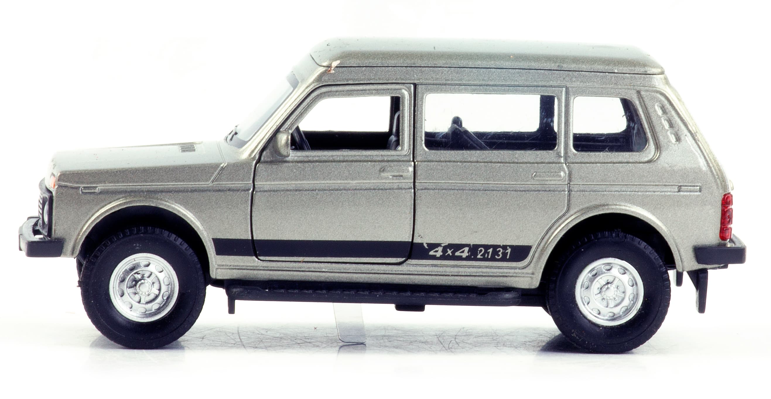 Металлическая машинка 1:32 «Нива» А1813-12D, инерционная, свет, звук / Серебристый