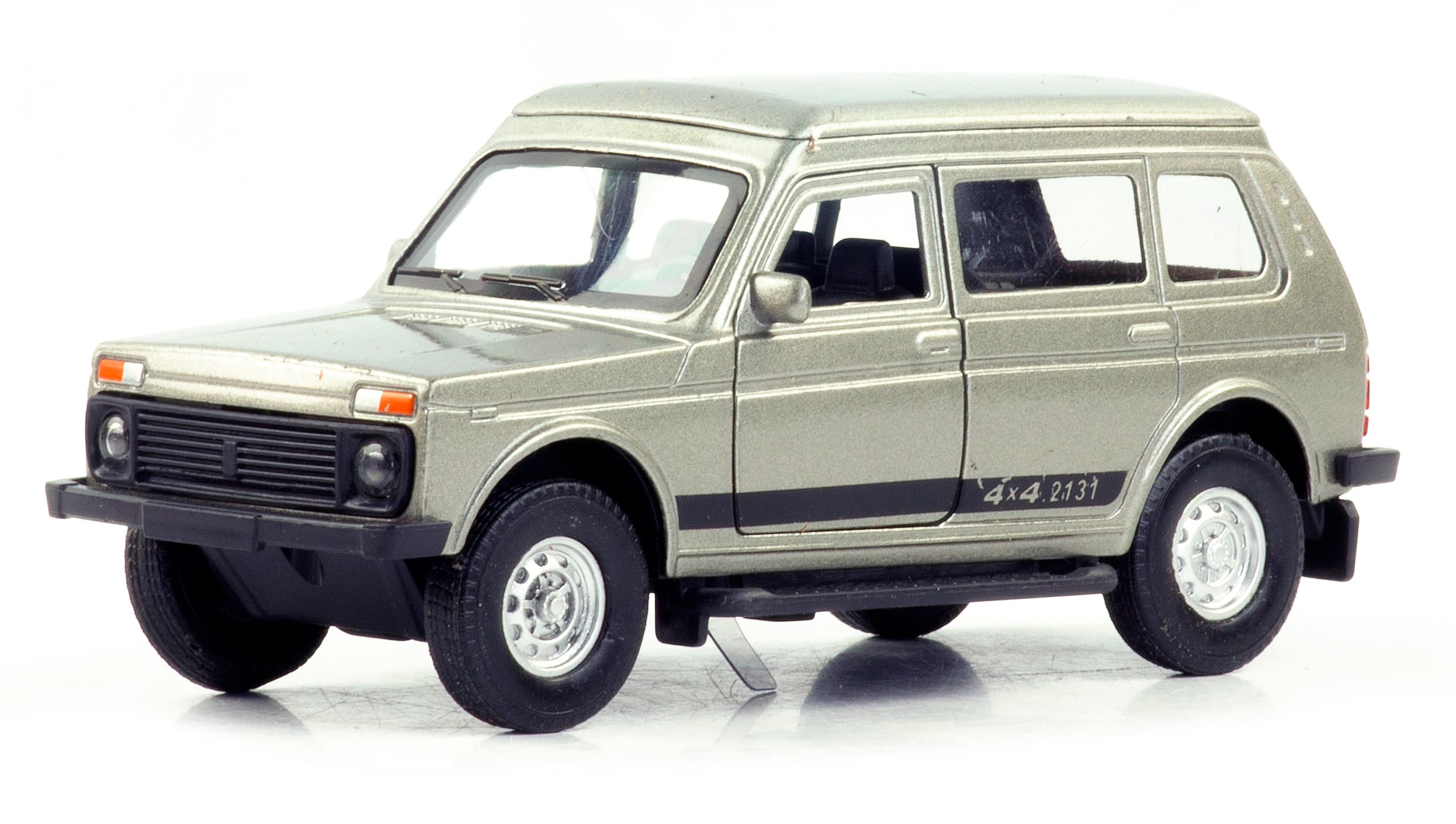 Металлическая машинка 1:32 «Нива» А1813-12D, инерционная, свет, звук / Серебристый