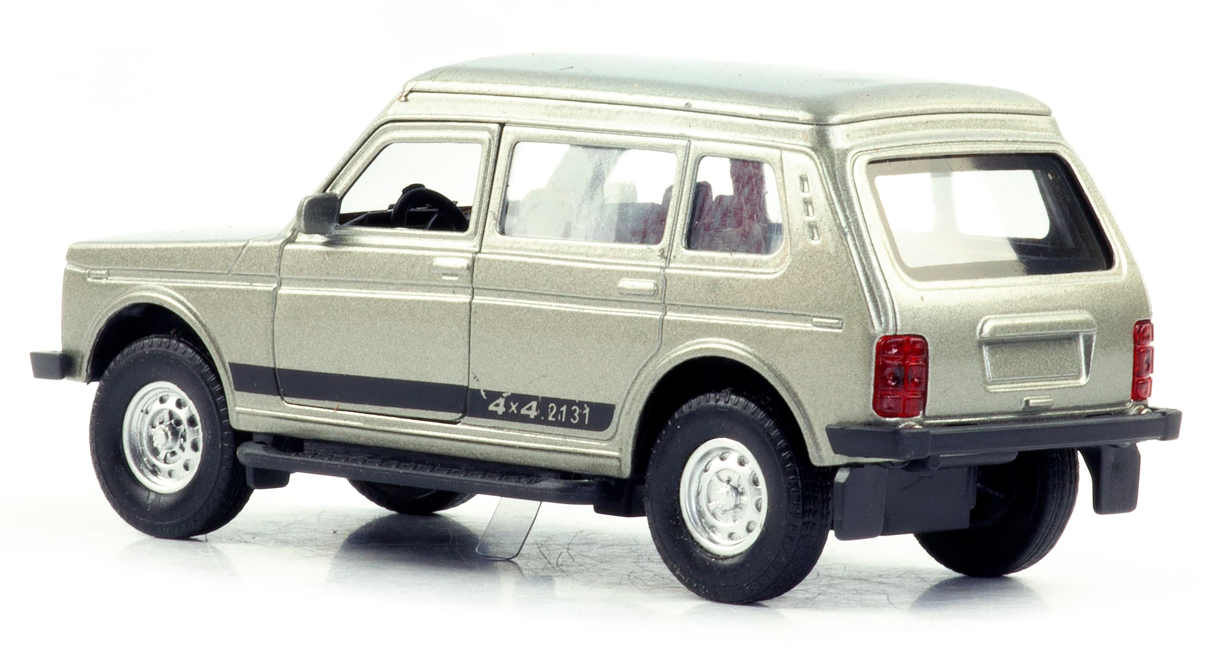 Металлическая машинка 1:32 «Нива» А1813-12D, инерционная, свет, звук / Серебристый