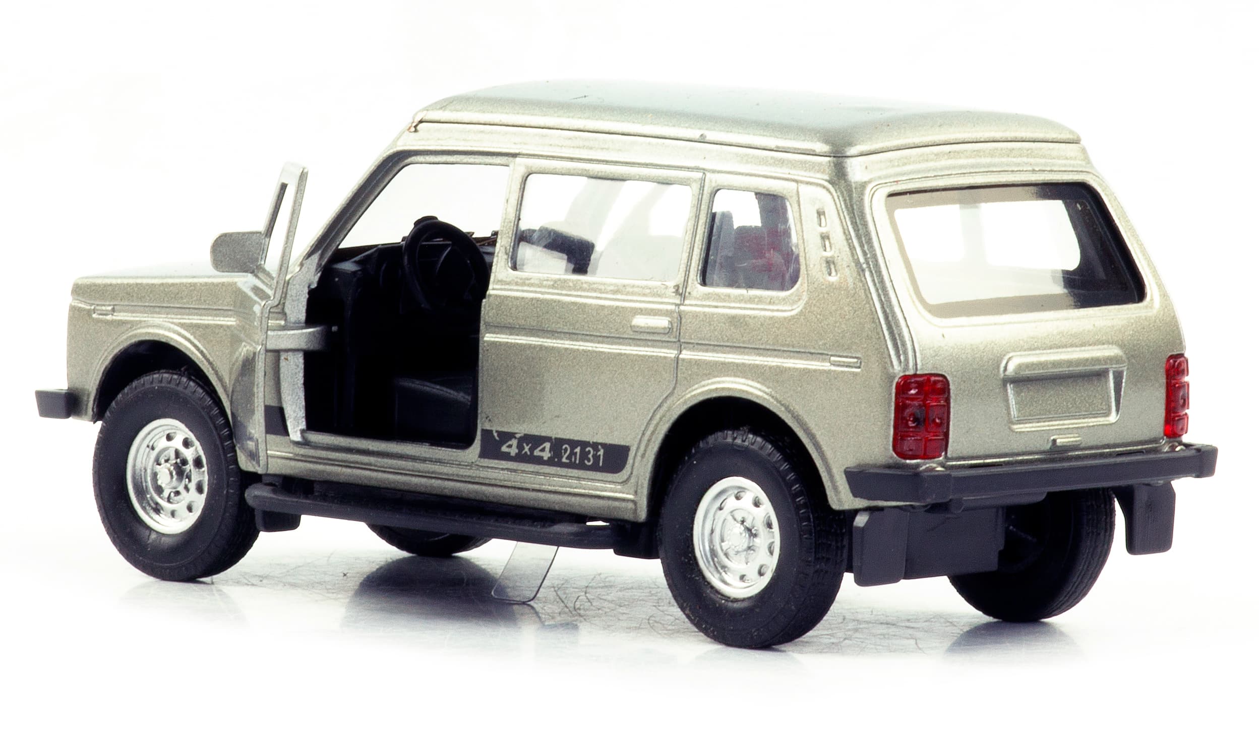 Металлическая машинка 1:32 «Нива» А1813-12D, инерционная, свет, звук / Серебристый