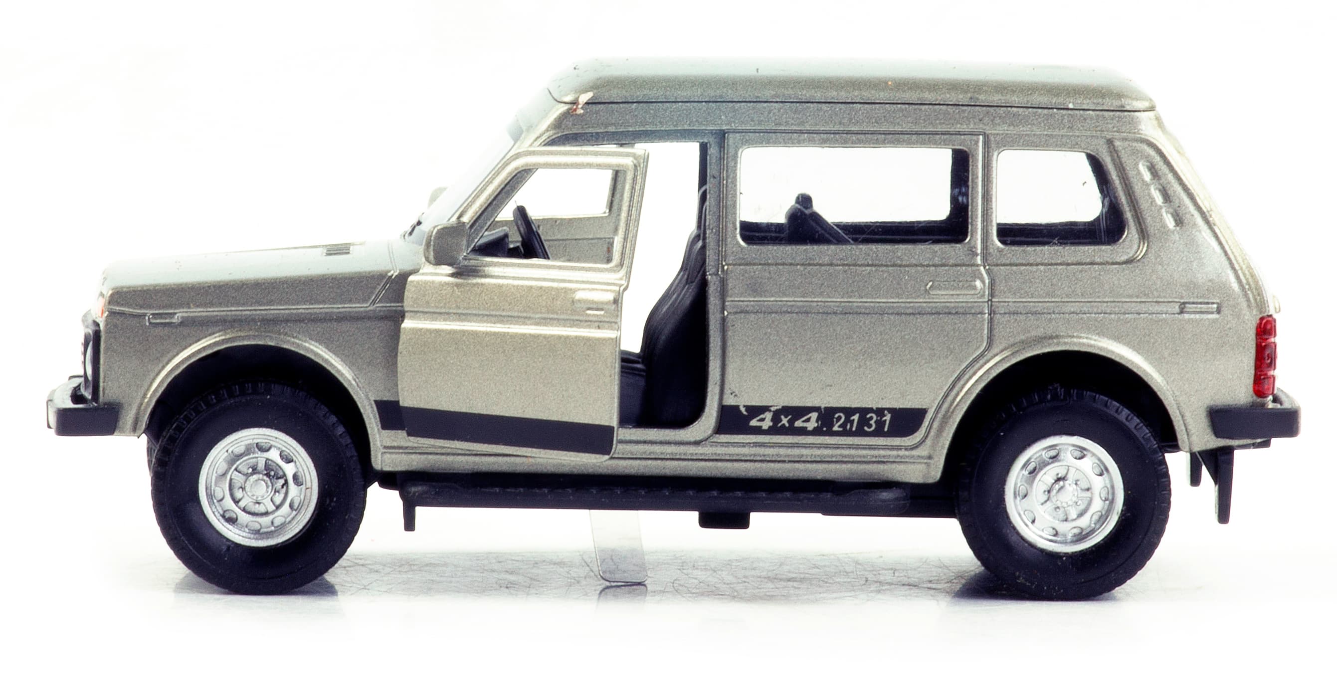 Металлическая машинка 1:32 «Нива» А1813-12D, инерционная, свет, звук / Серебристый