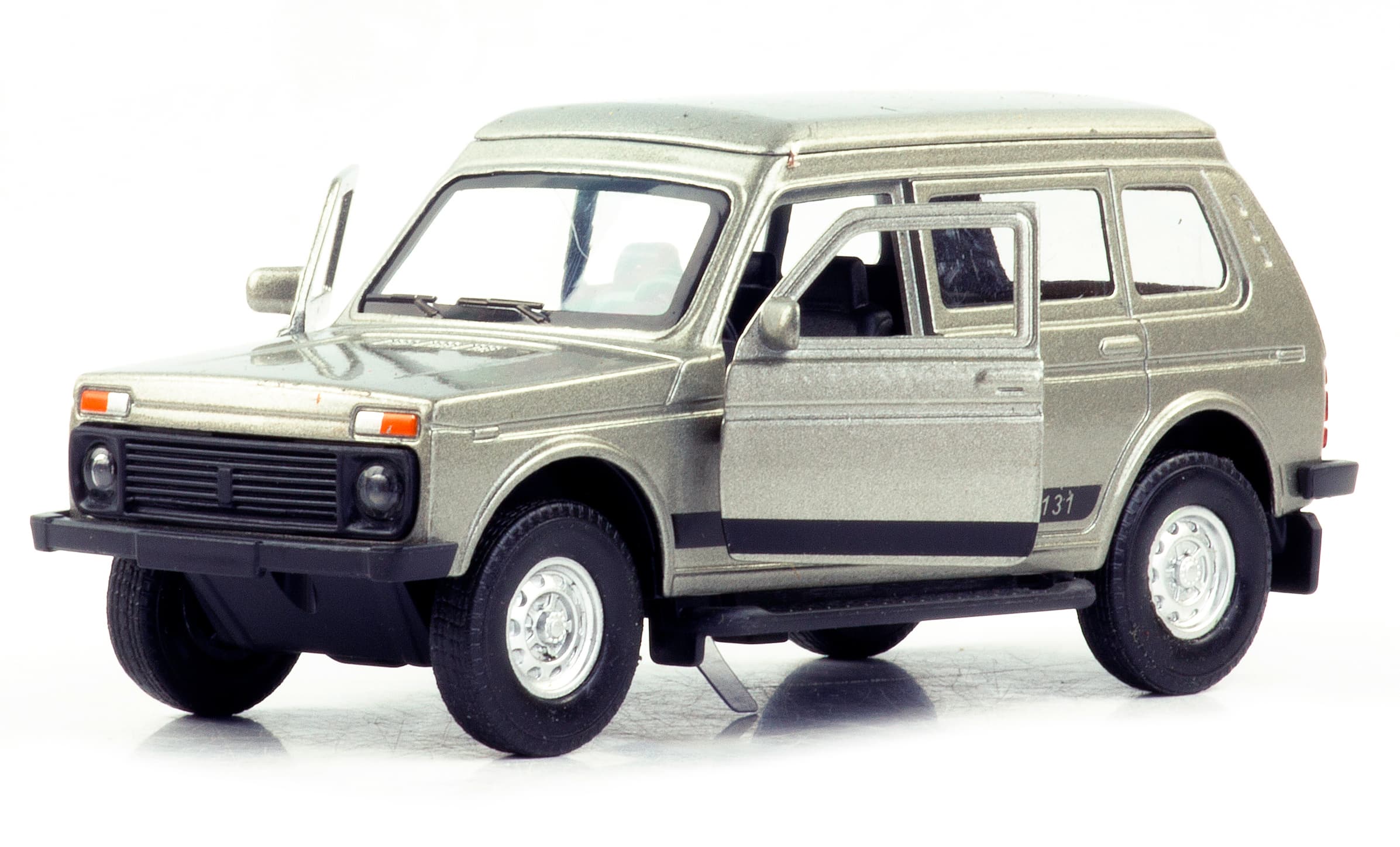 Металлическая машинка 1:32 «Нива» А1813-12D, инерционная, свет, звук / Серебристый