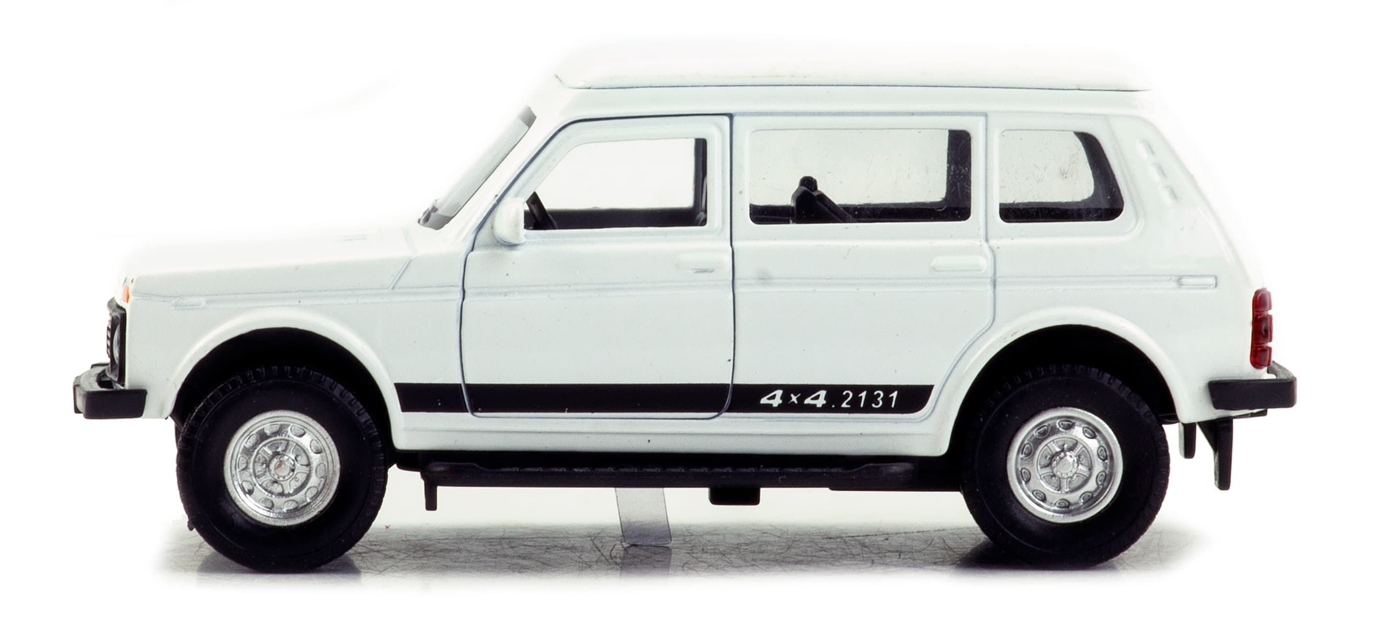 Металлическая машинка 1:32 «Нива» А1813-12D, инерционная, свет, звук / Белый