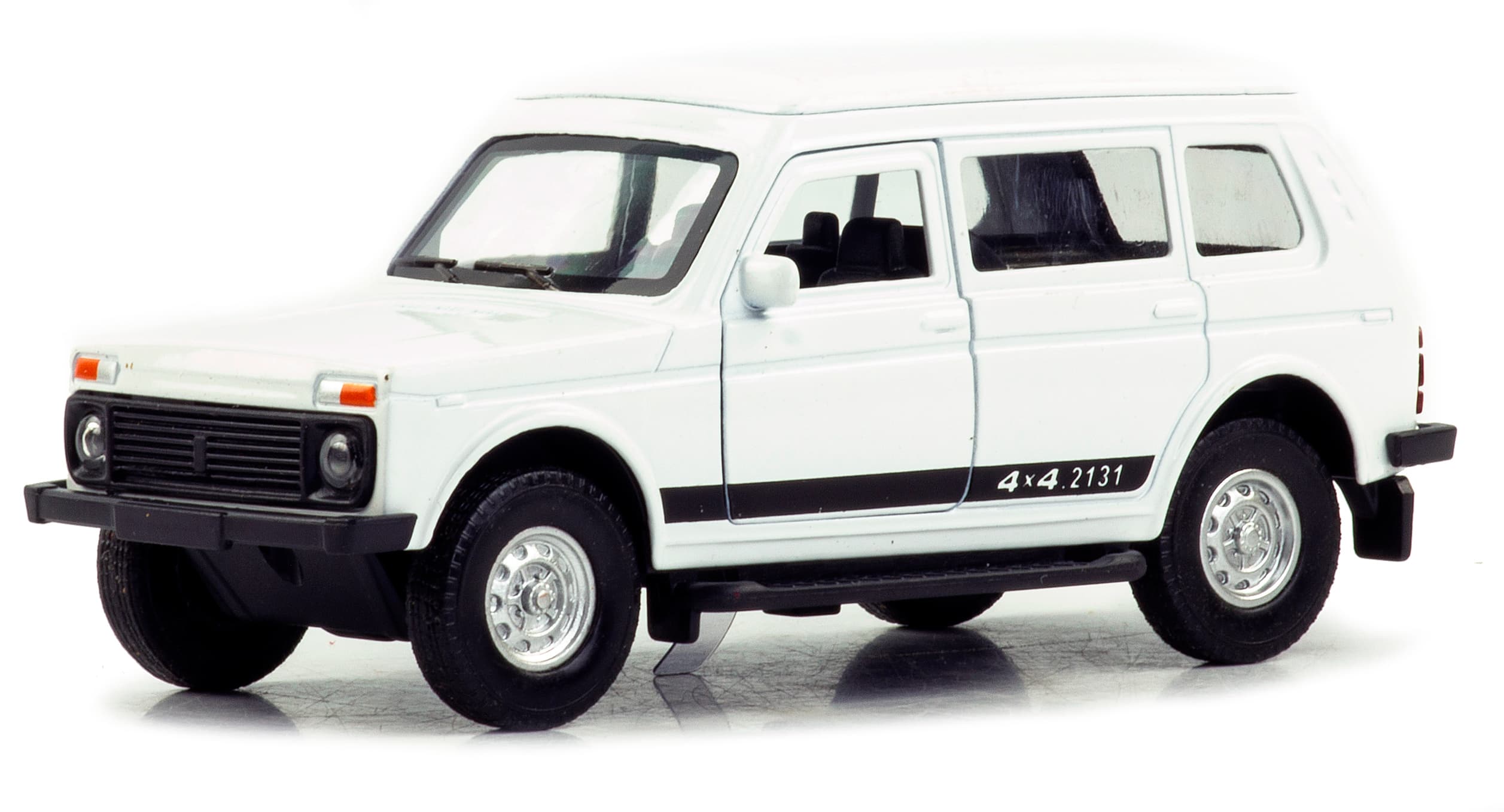 Металлическая машинка 1:32 «Нива» А1813-12D, инерционная, свет, звук / Белый