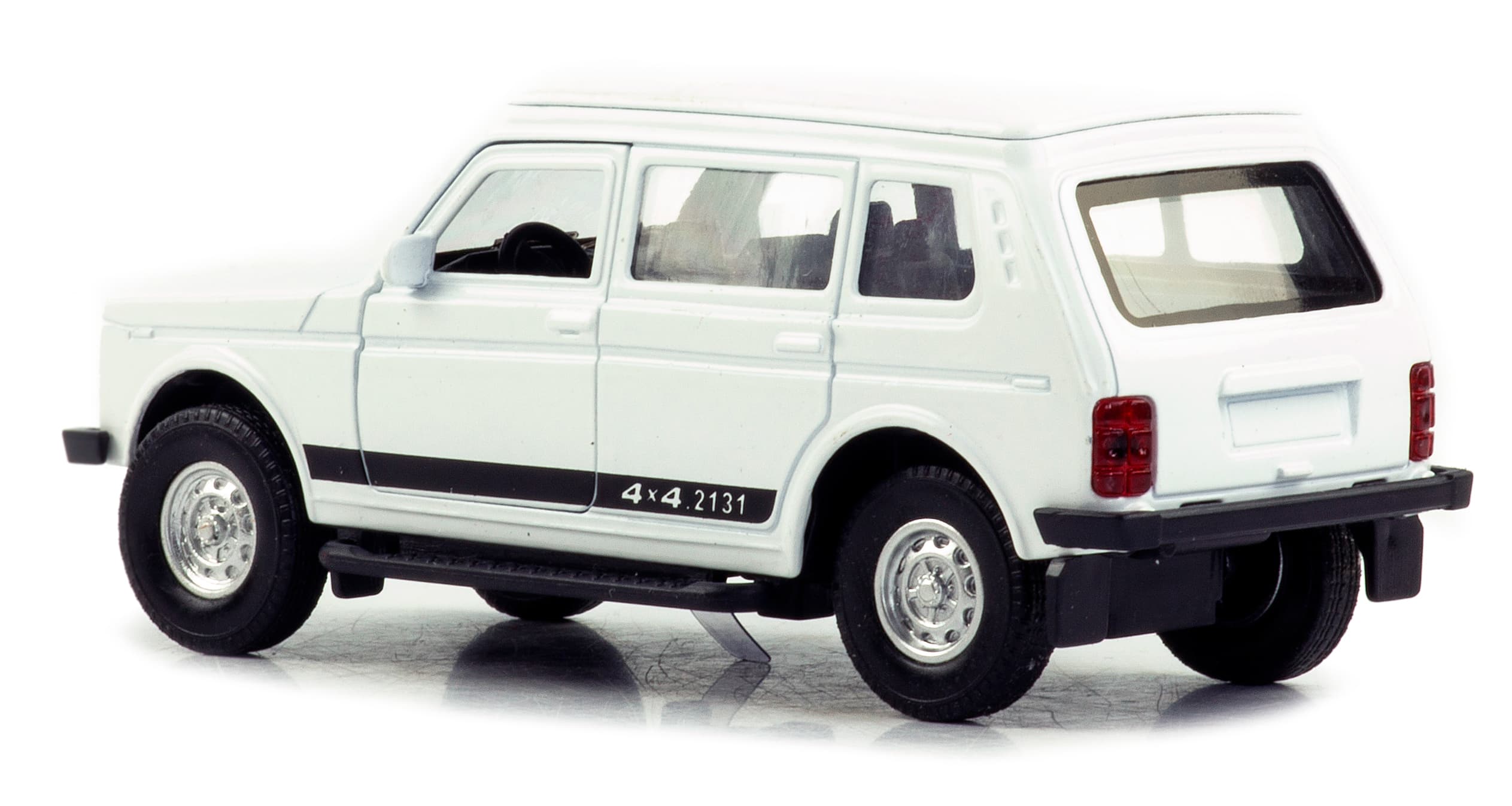 Металлическая машинка 1:32 «Нива» А1813-12D, инерционная, свет, звук / Белый