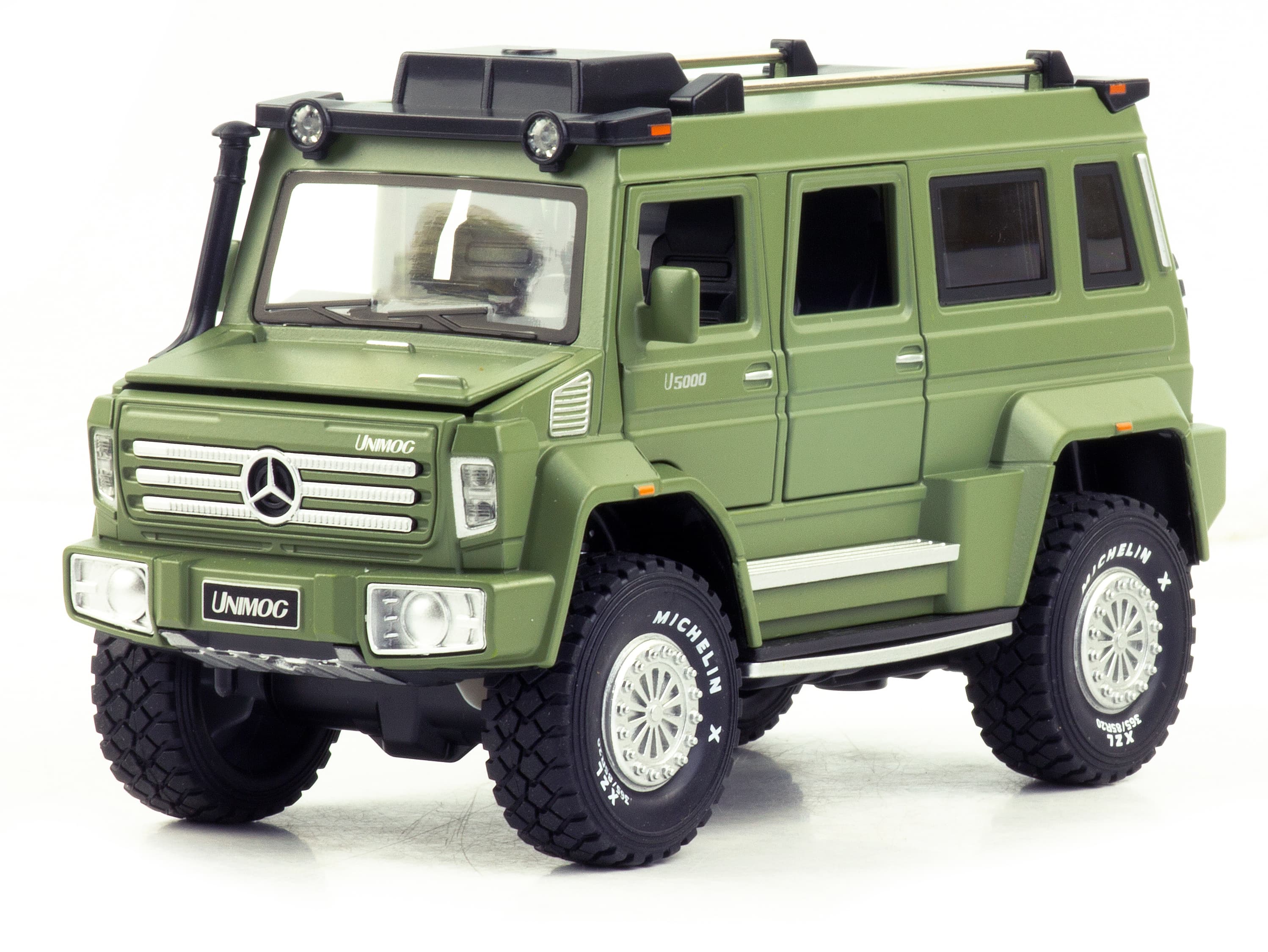 Металлическая машинка XHD 1:24 «Mercedes Benz Unimog U5000» B3204, 20 см., инерционная, свет, звук / Зеленый