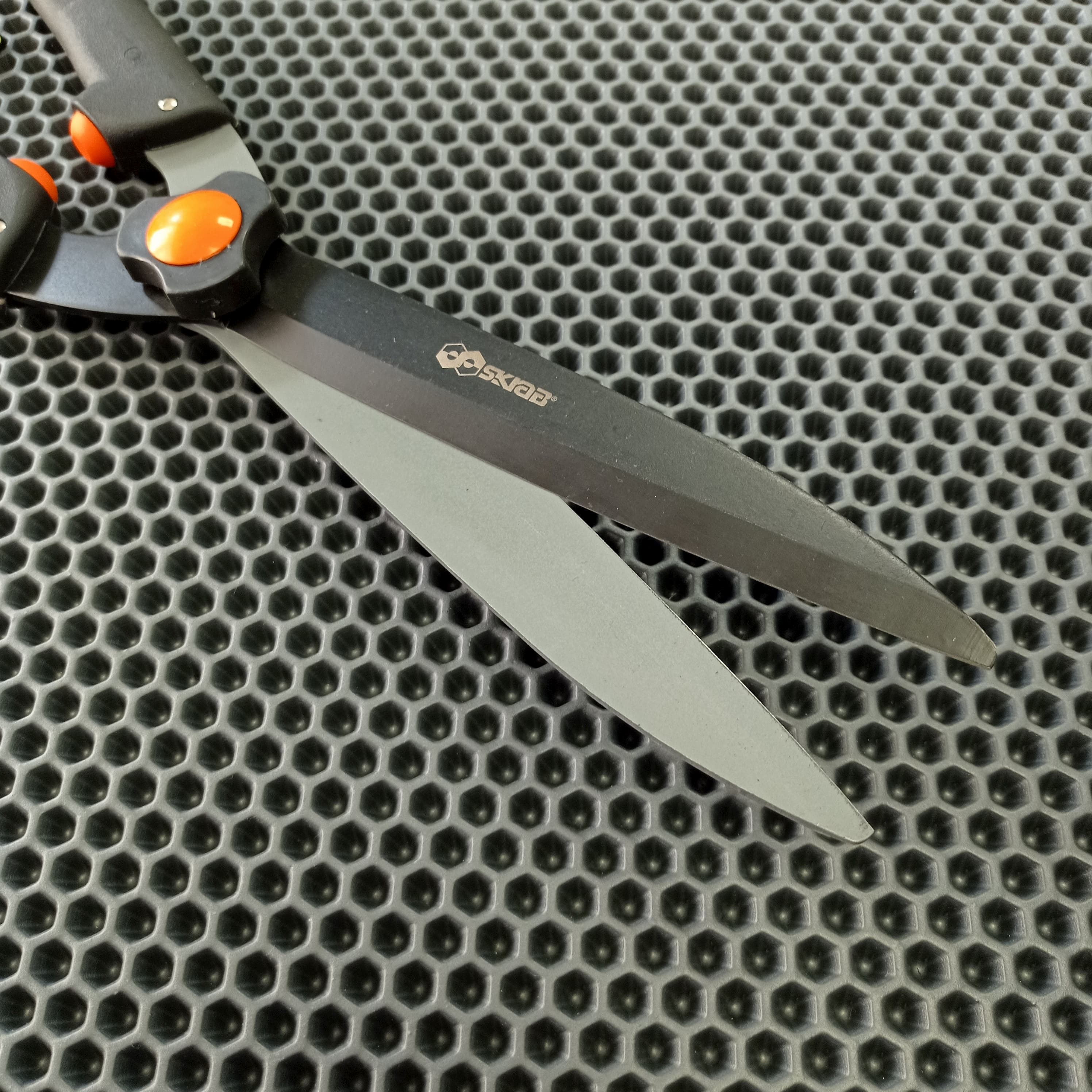 Кусторез Skrab 28041 ручной садовый лезвие 230 мм. тефлоновое