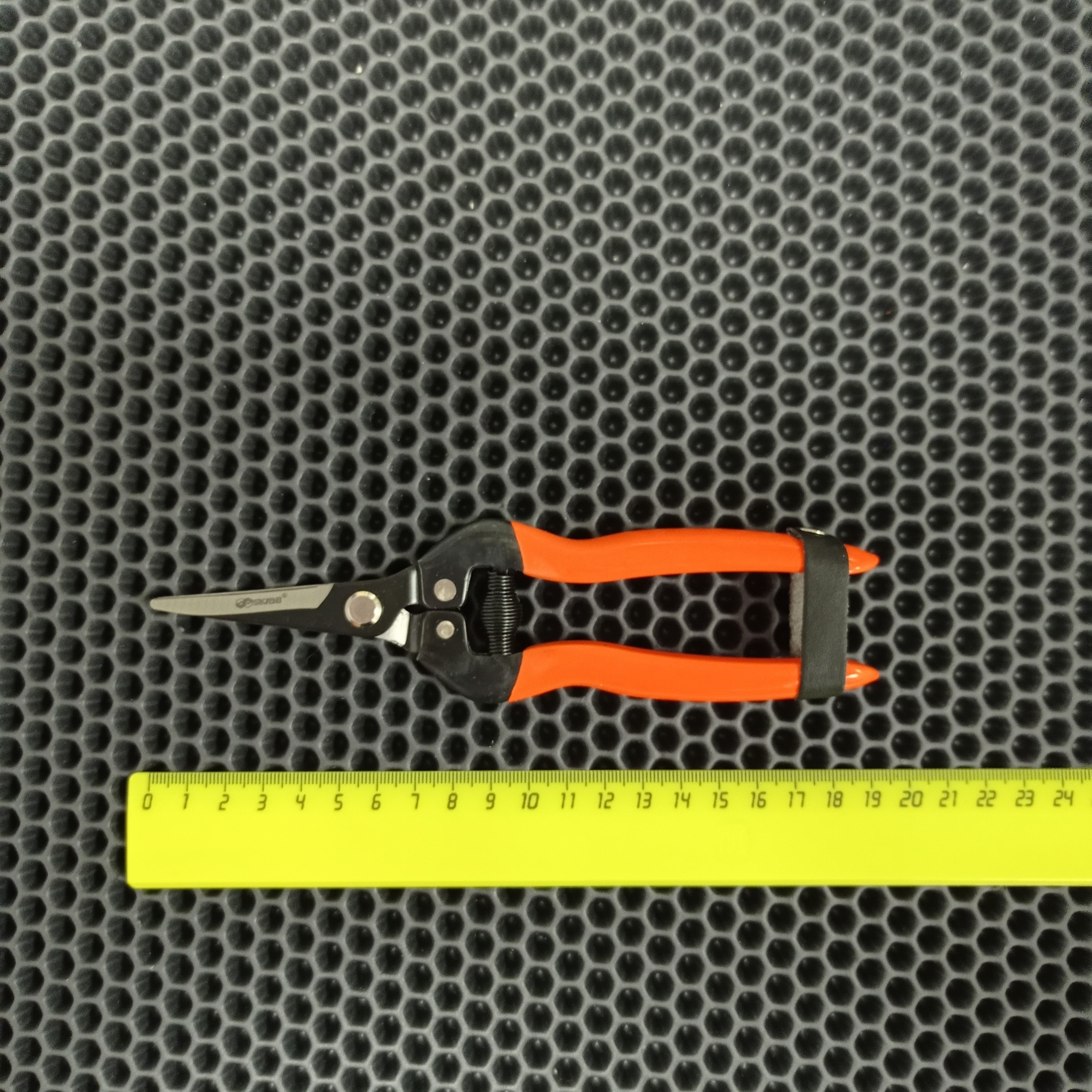 Секатор-ножницы Skrab 28182 садовый с тонкими изогнутыми лезвиями 185 мм. SK5