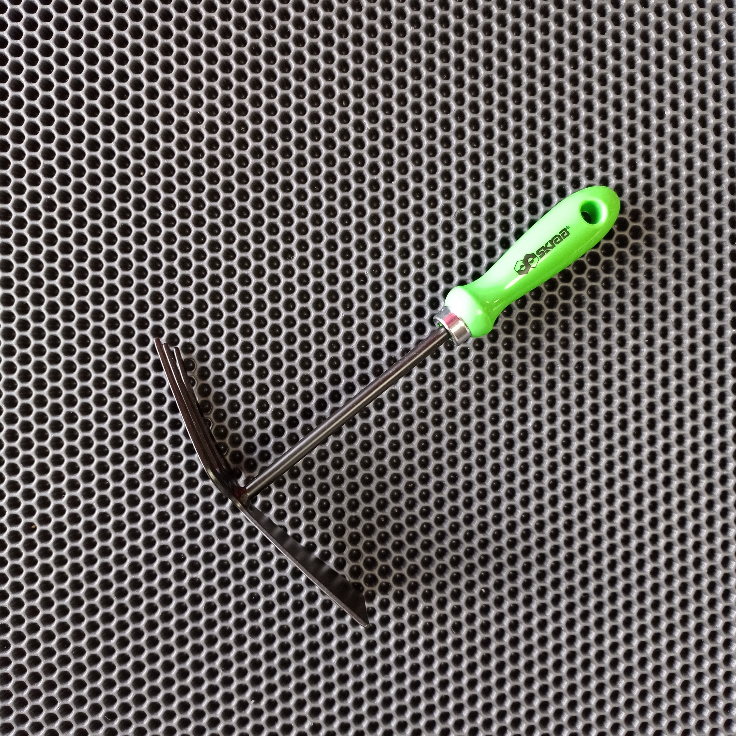 Тяпка садовая Skrab 28414 с рыхлителем 250 мм. / Зеленый