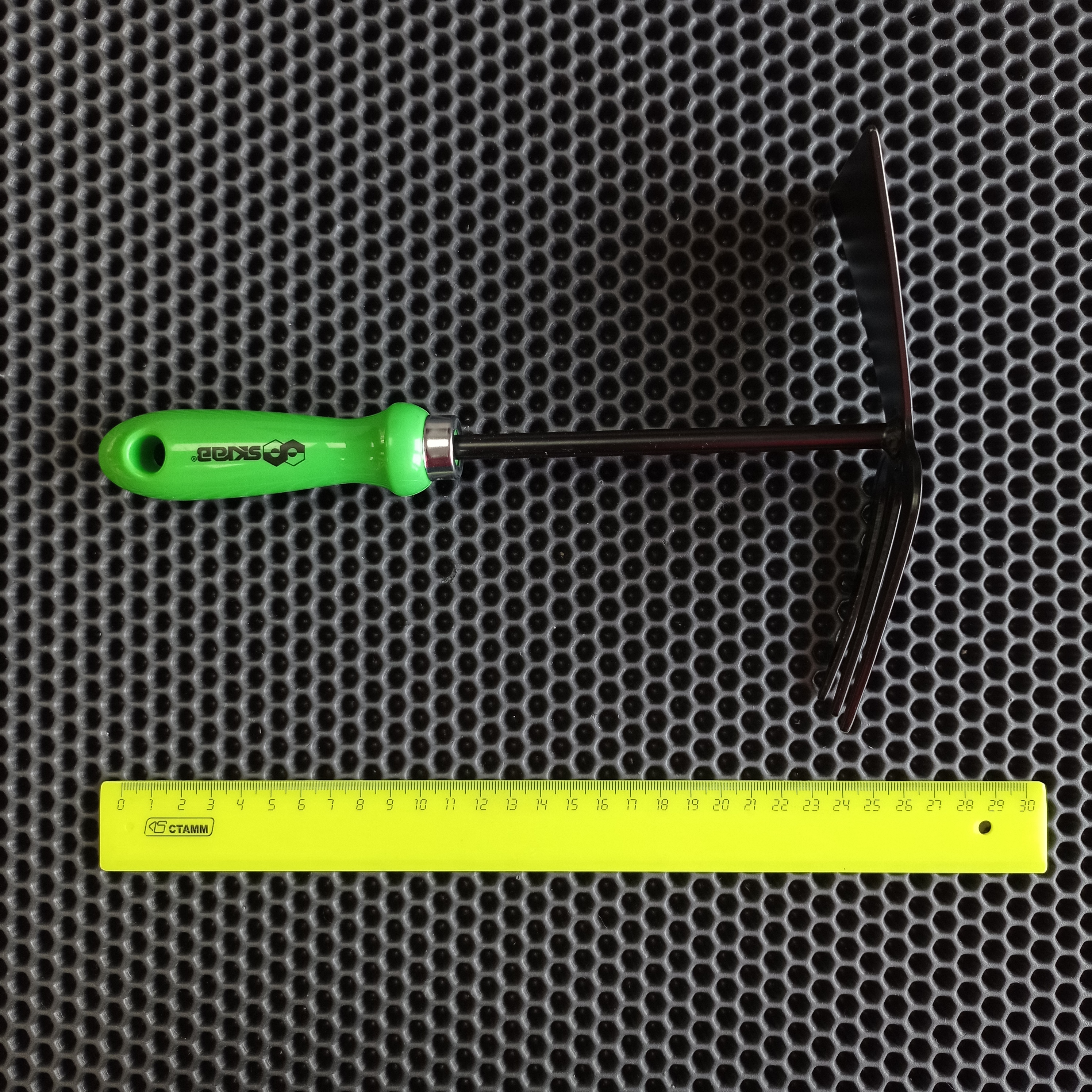 Тяпка садовая Skrab 28414 с рыхлителем 250 мм. / Зеленый