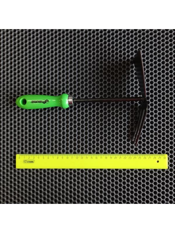 Тяпка садовая Skrab 28414 с рыхлителем 250 мм. / Зеленый