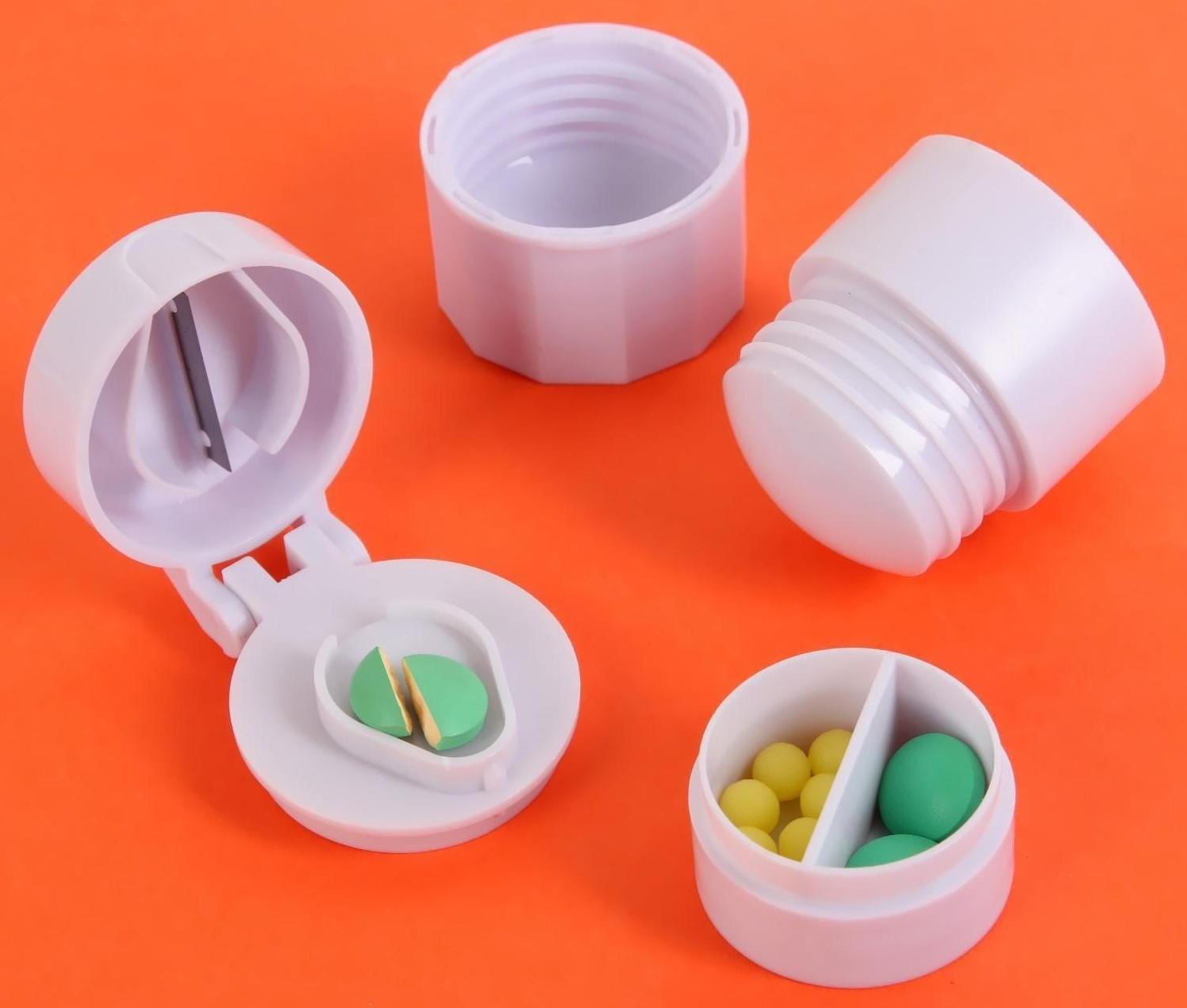 Таблетница с таблеторезкой, размельчителем и мензуркой, цвет белый