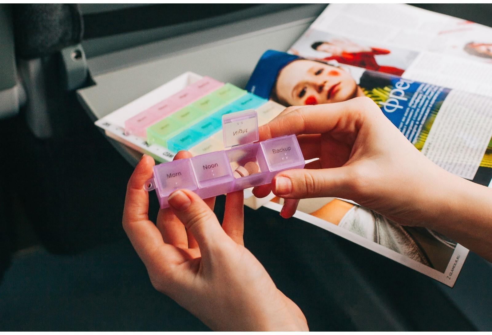 Таблетница-органайзер «Неделька», английские буквы, утро/день/вечер/ночь, 7 контейнеров по 4 секции, разноцветная