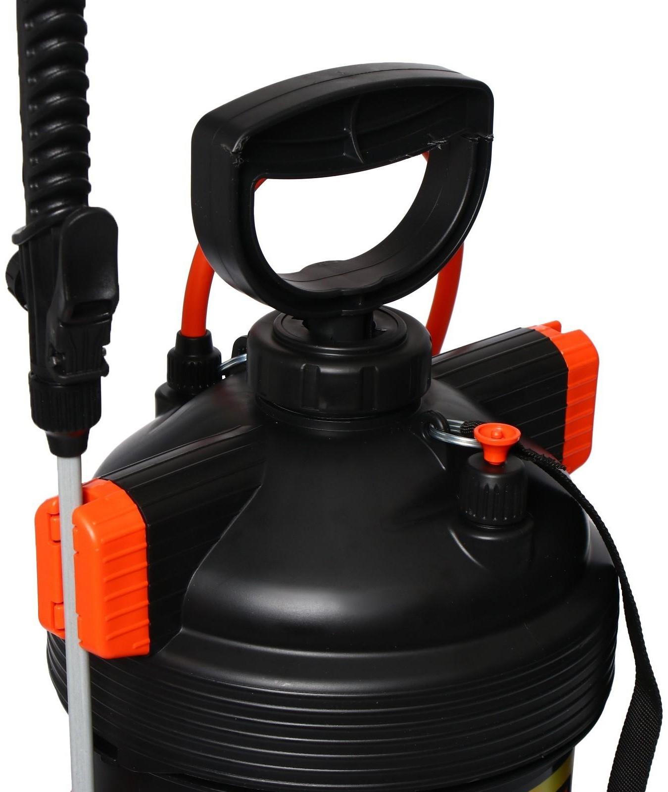 Опрыскиватель помповый, 7 л, термоусадка, пластиковый брандспойт, «Жук»