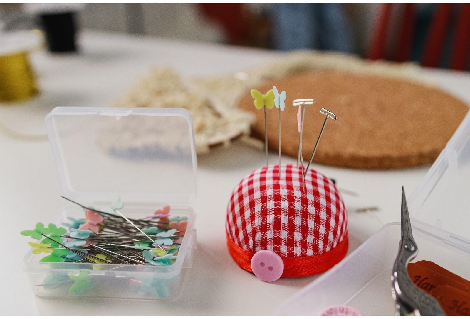 Игольница на руку «Клетка», d = 6 см, цвет красный/белый