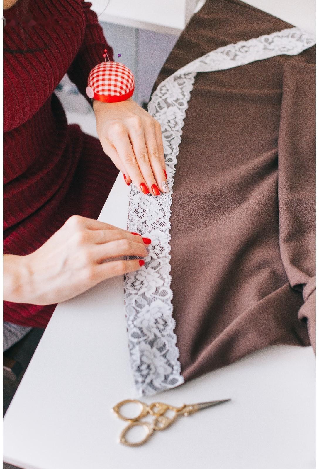 Игольница на руку «Клетка», d = 6 см, цвет красный/белый